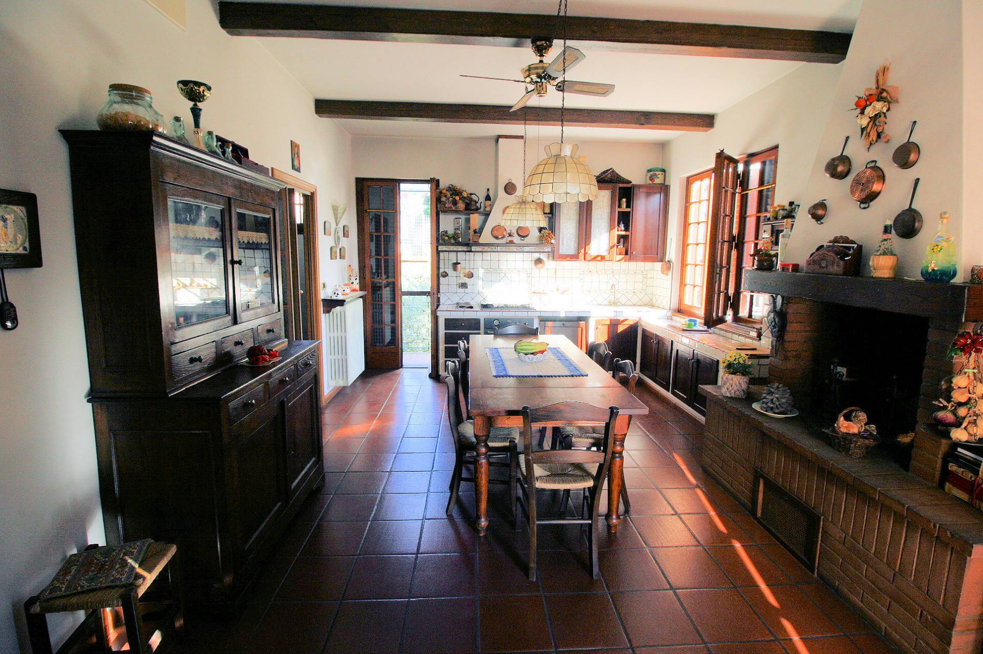 Villa unifamiliare di grande metratura con giardino in vendita a Montecatini-Terme