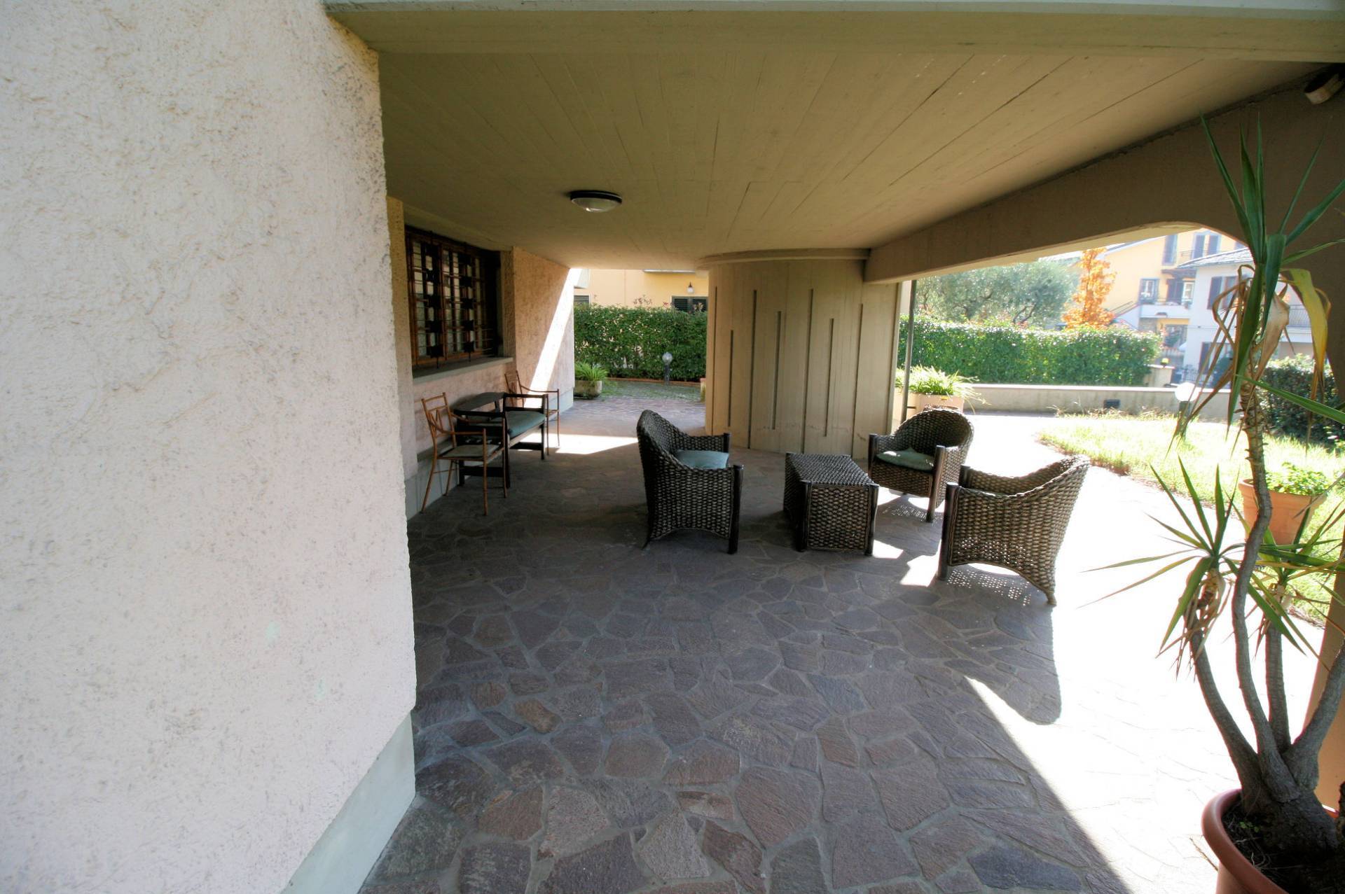 Villa unifamiliare di grande metratura con giardino in vendita a Montecatini-Terme