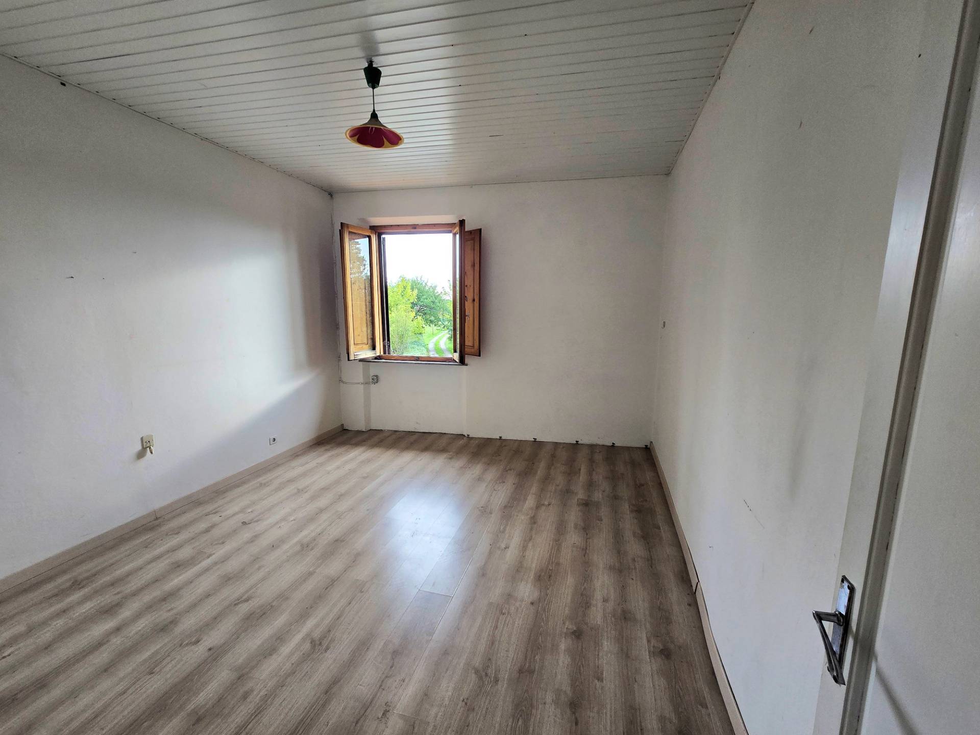 Porzione centrale di fabbricato in corte con ampio terreno e garage in vendita a Altopascio