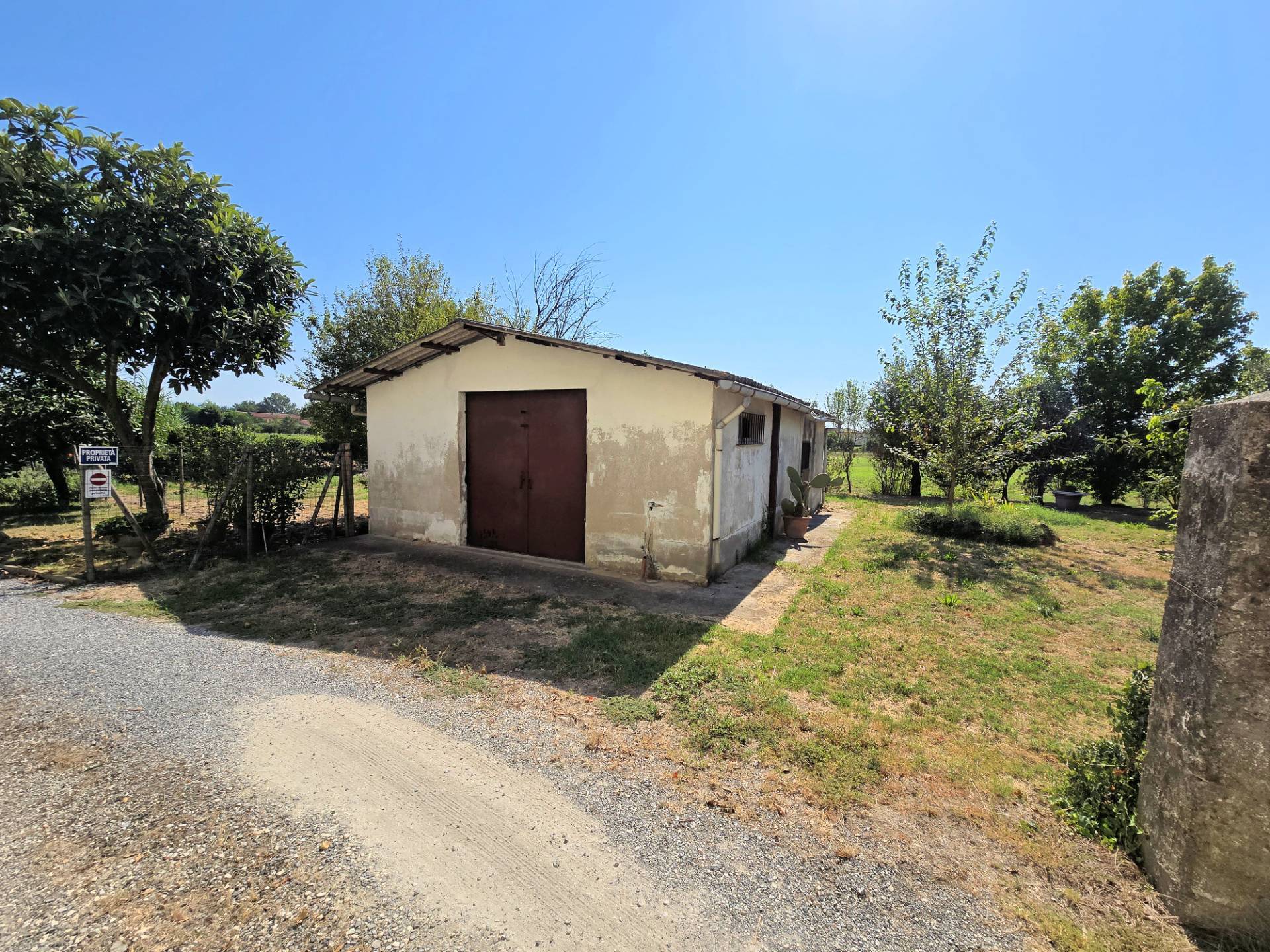 Porzione centrale di fabbricato in corte con ampio terreno e garage in vendita a Altopascio