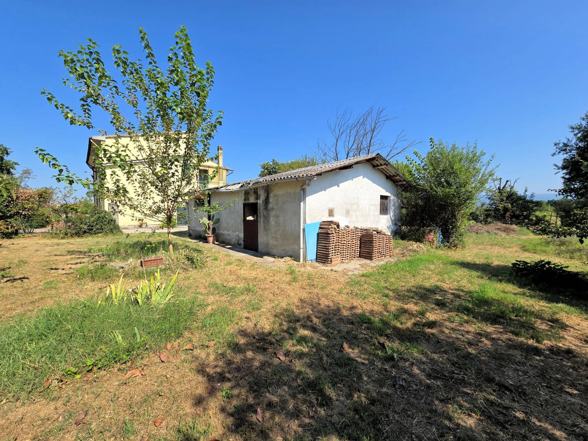 Porzione centrale di fabbricato in corte con ampio terreno e garage in vendita a Altopascio