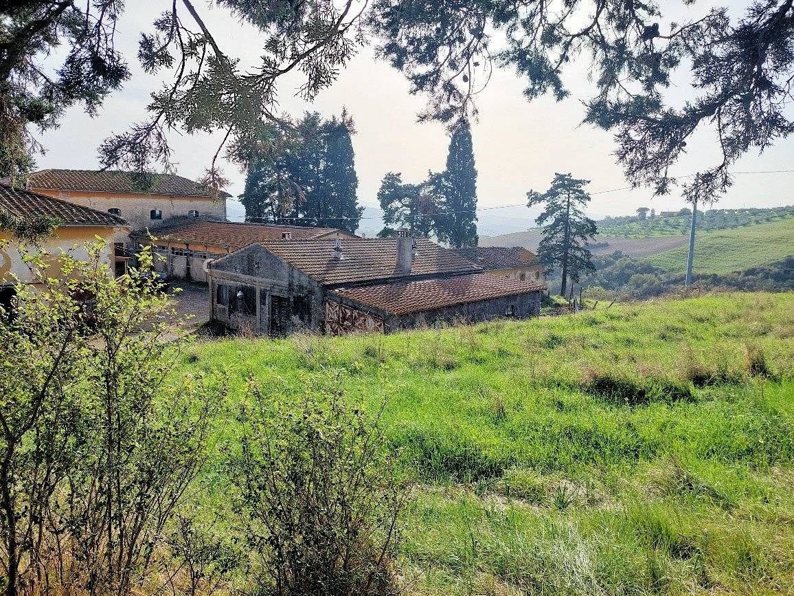 Borgo di ampia superficie da ristrutturare in vendita a Volterra