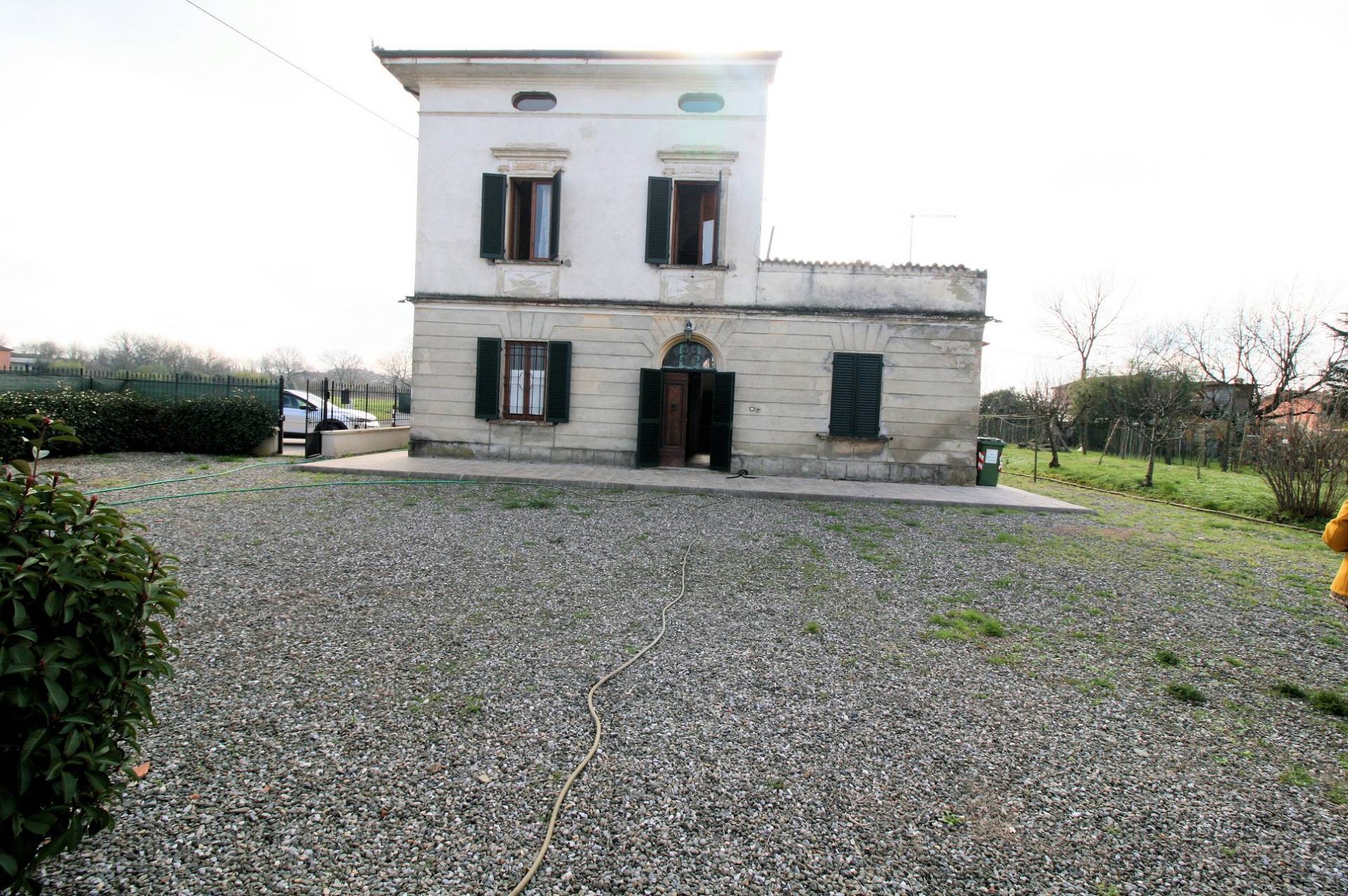Terratetto libero su quattro lati con giardino in vendita a Altopascio, Spianate