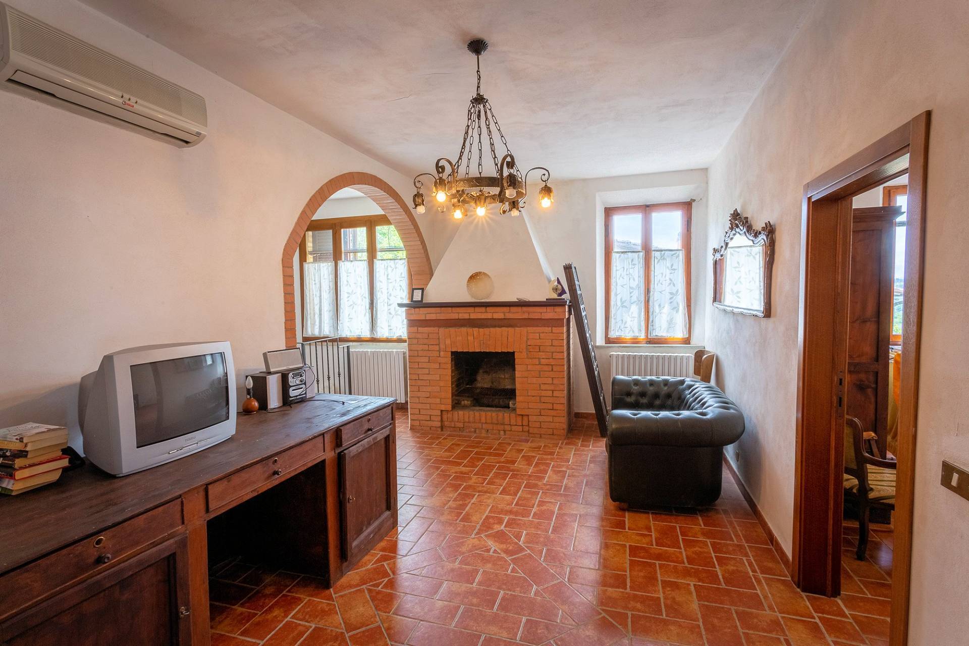 Casale ristrutturato con vista panoramica parco e piscina in vendita a Volterra