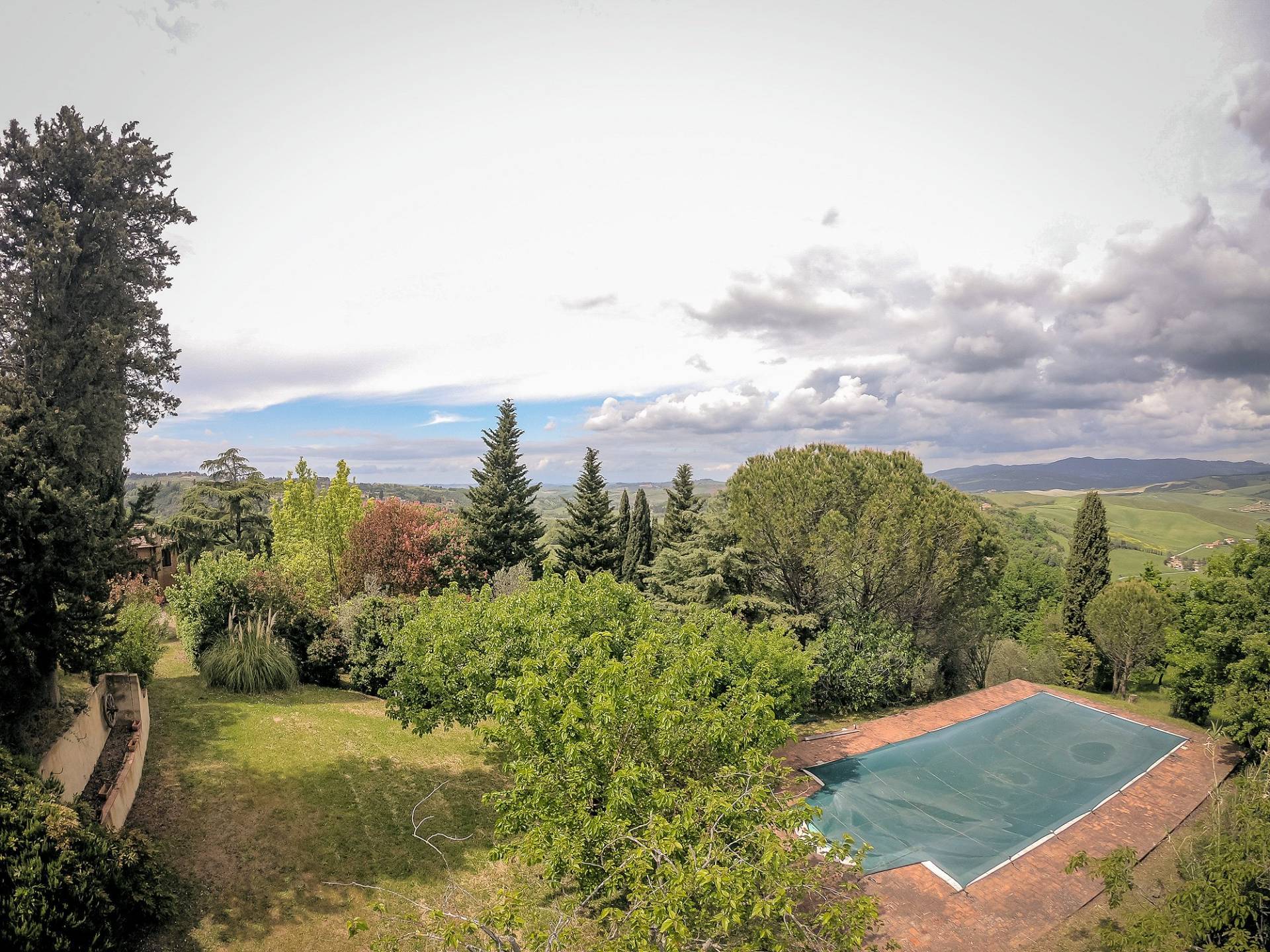 Casale ristrutturato con vista panoramica parco e piscina in vendita a Volterra