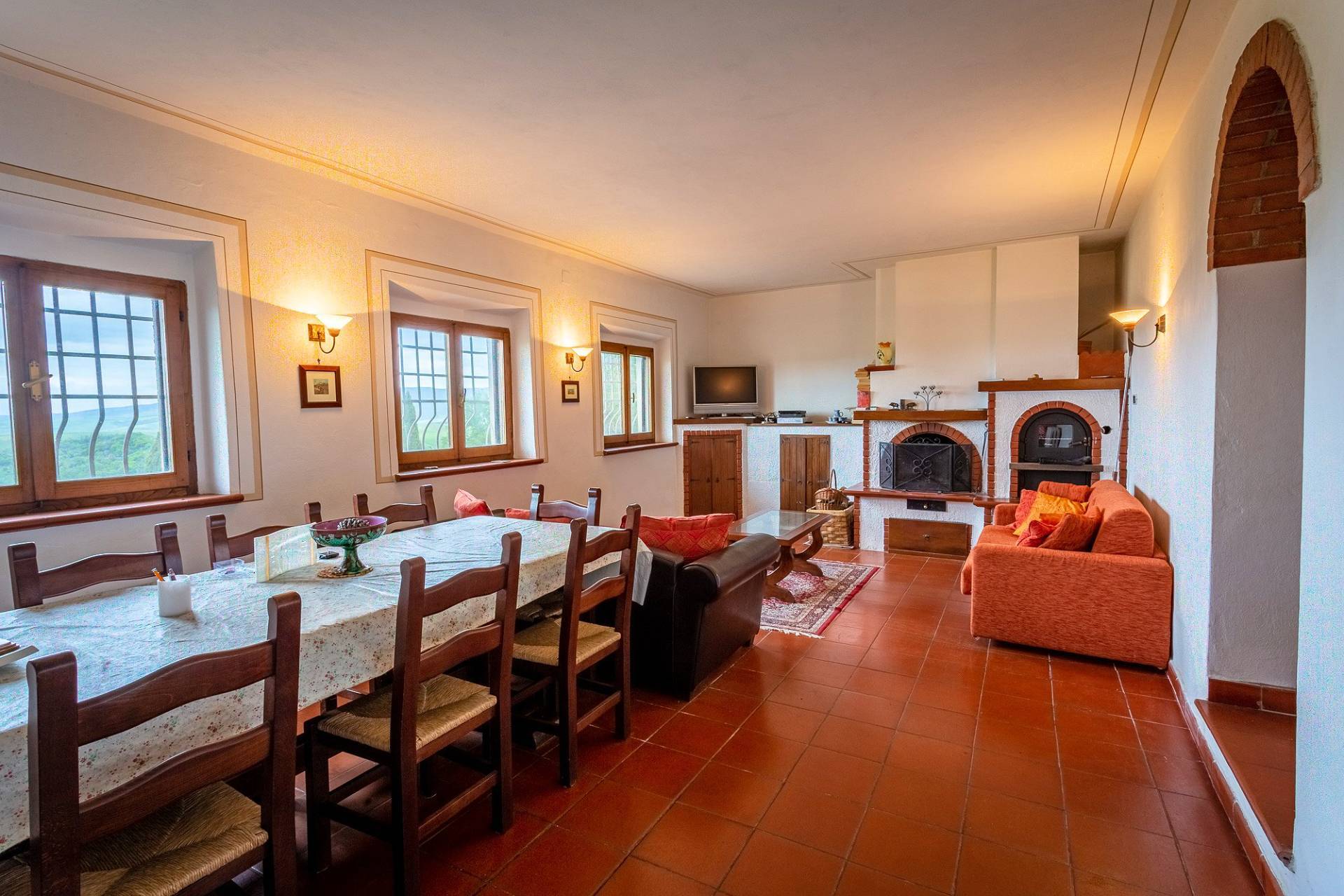 Casale ristrutturato con vista panoramica parco e piscina in vendita a Volterra