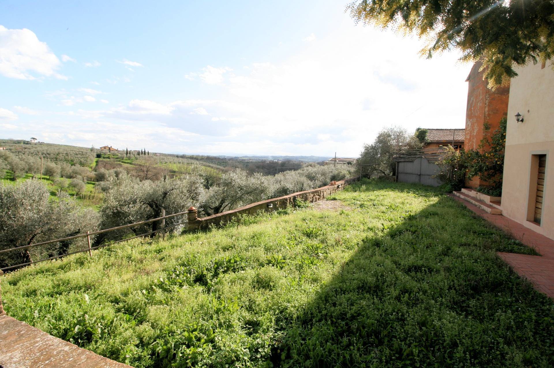 Terratetto ristrutturato libero su tre lati di ampia superficie con terreno e vista panoramica in ve