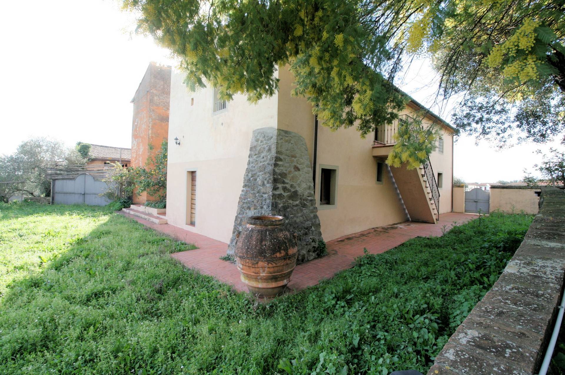 Terratetto ristrutturato libero su tre lati di ampia superficie con terreno e vista panoramica in ve