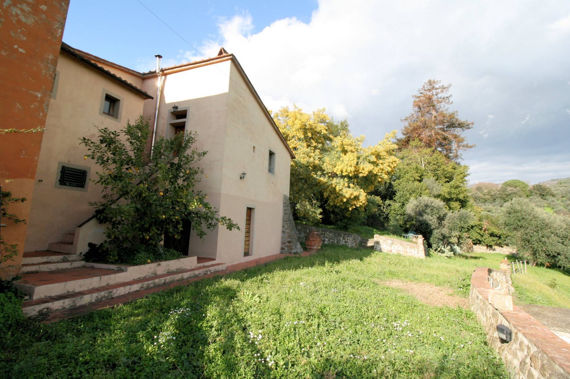 Terratetto ristrutturato libero su tre lati di ampia superficie con terreno e vista panoramica in ve