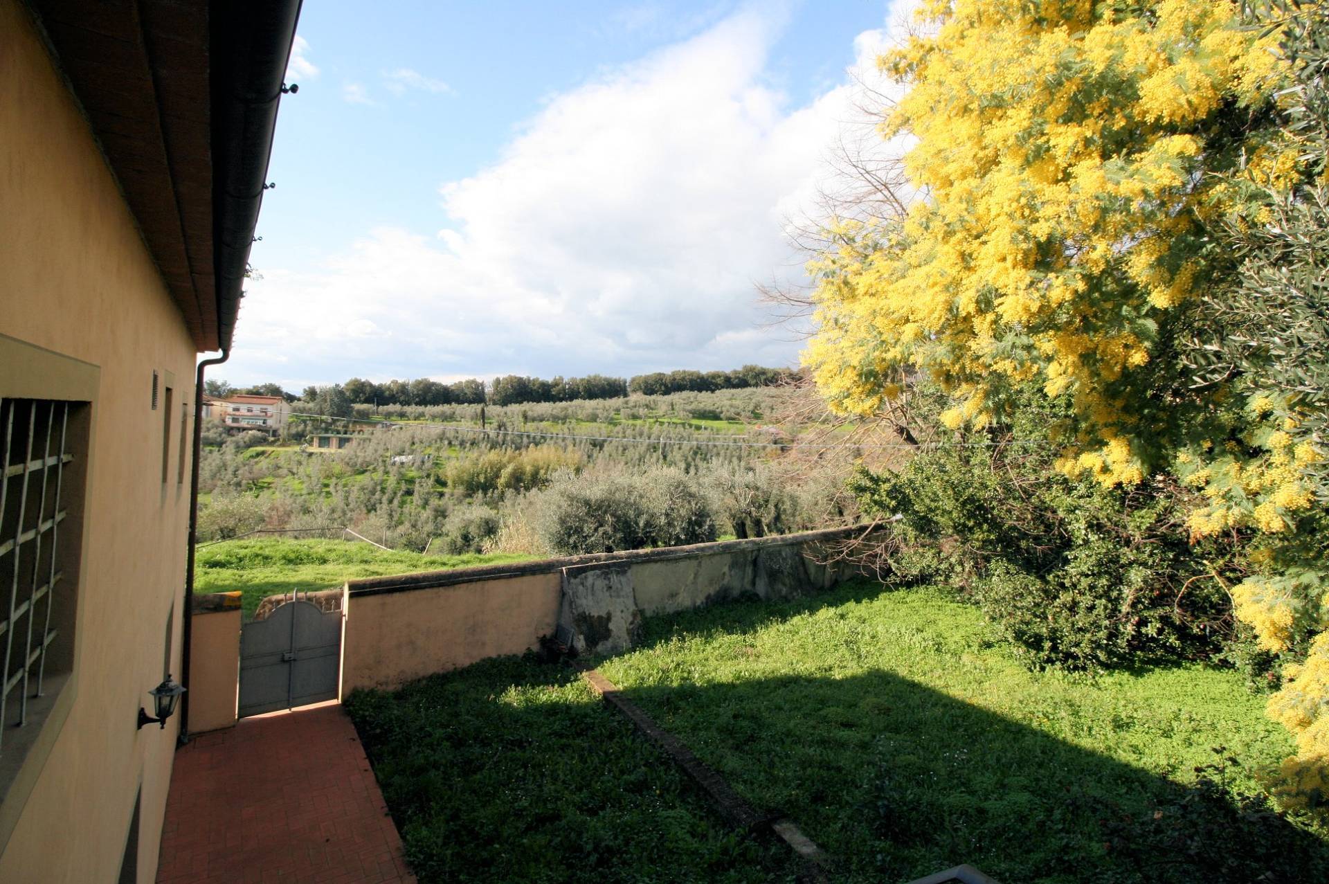 Terratetto ristrutturato libero su tre lati di ampia superficie con terreno e vista panoramica in ve