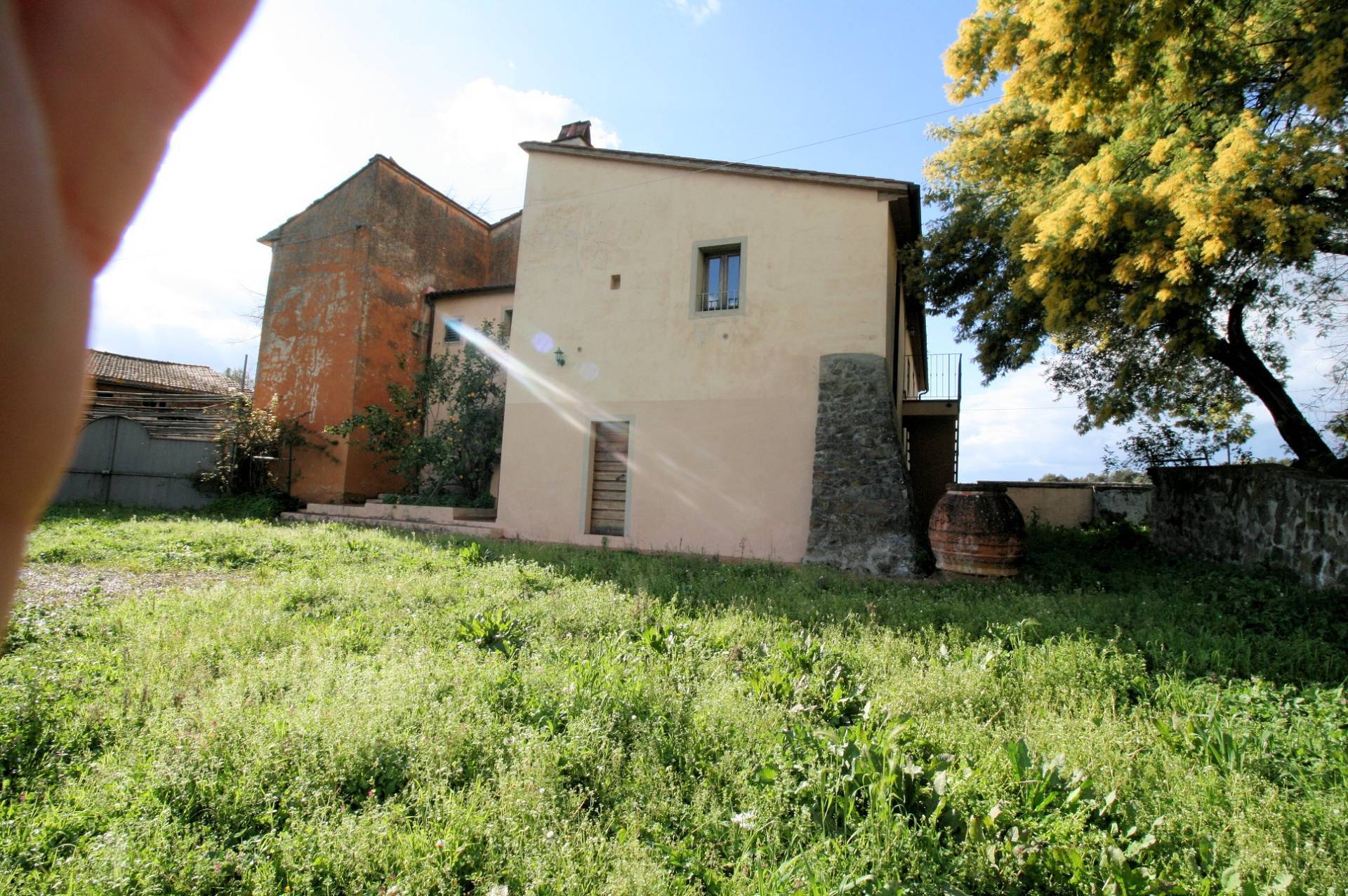 Terratetto ristrutturato libero su tre lati di ampia superficie con terreno e vista panoramica in ve