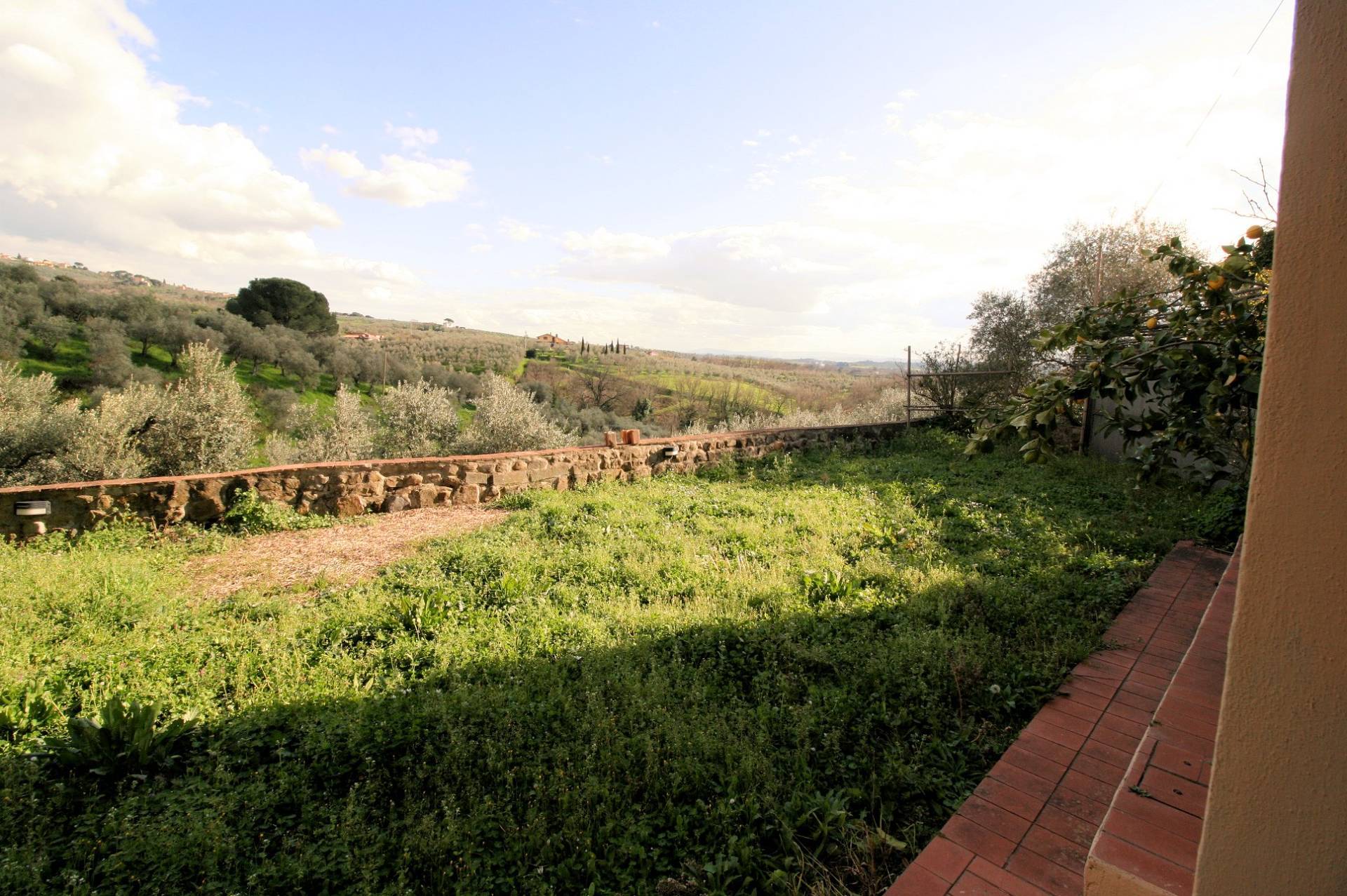 Terratetto ristrutturato libero su tre lati di ampia superficie con terreno e vista panoramica in ve