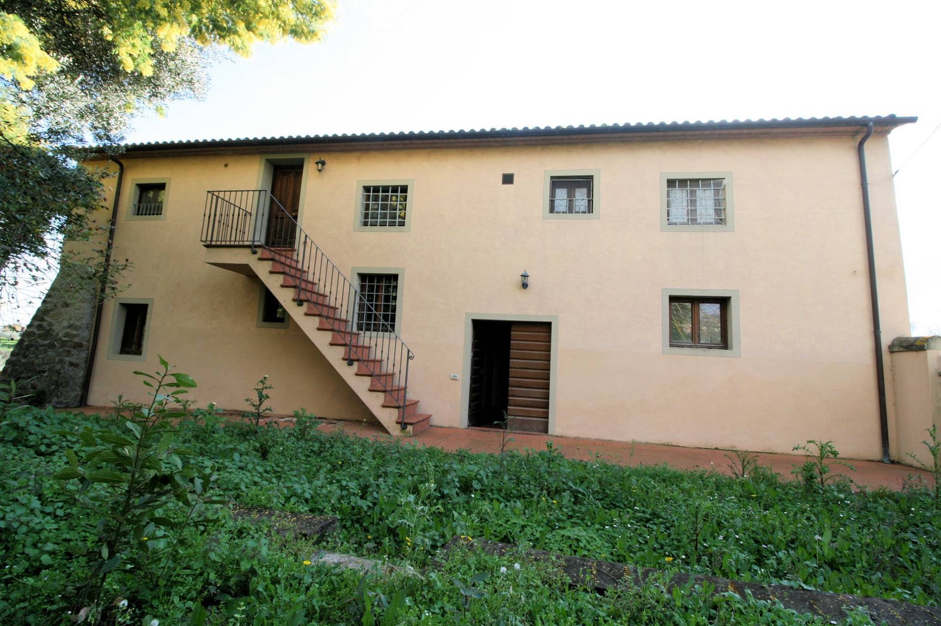 Terratetto ristrutturato libero su tre lati di ampia superficie con terreno e vista panoramica in ve