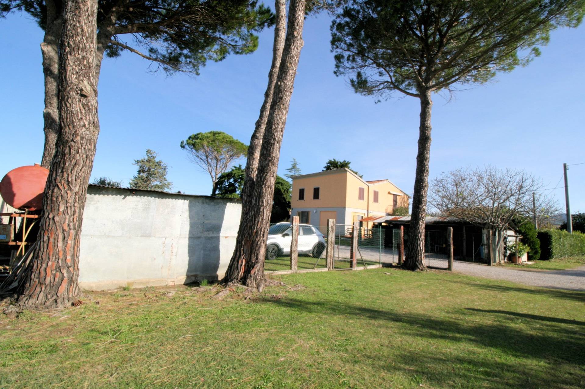 Porzione di podere ex Ente Maremma posta al piano terra con ampio terreno in vendita a Roccastrada