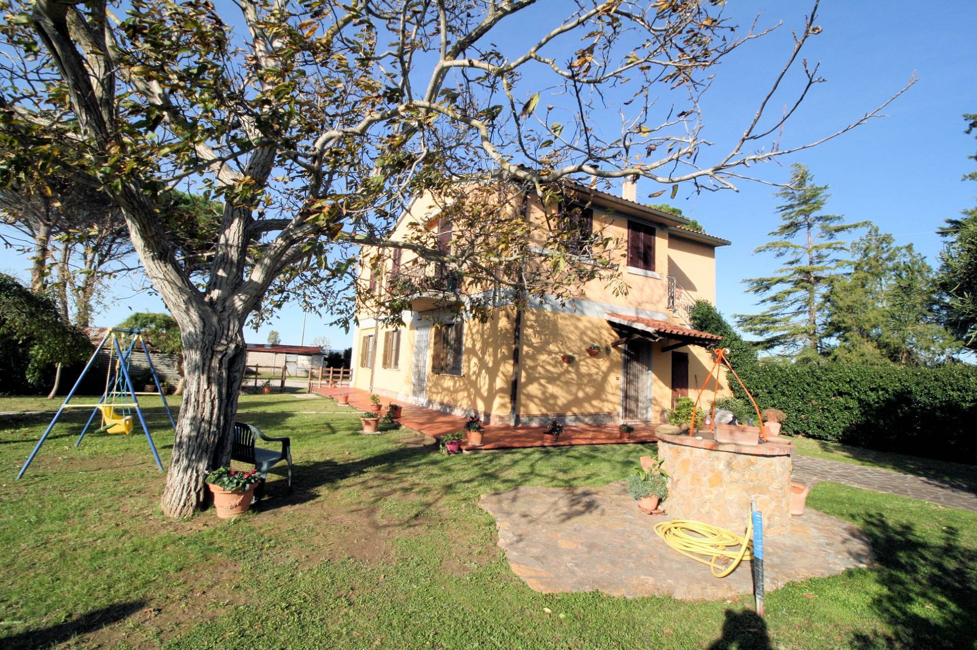 Porzione di podere ex Ente Maremma posta al piano terra con ampio terreno in vendita a Roccastrada