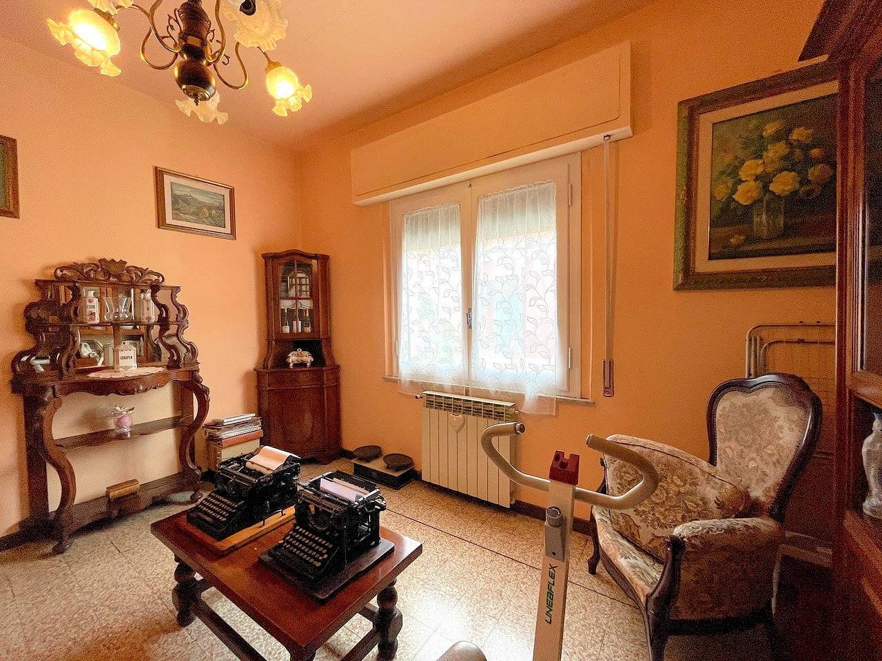 Villetta libera su quattro lati composta da due appartamenti e magazzini al piano terra in vendita a