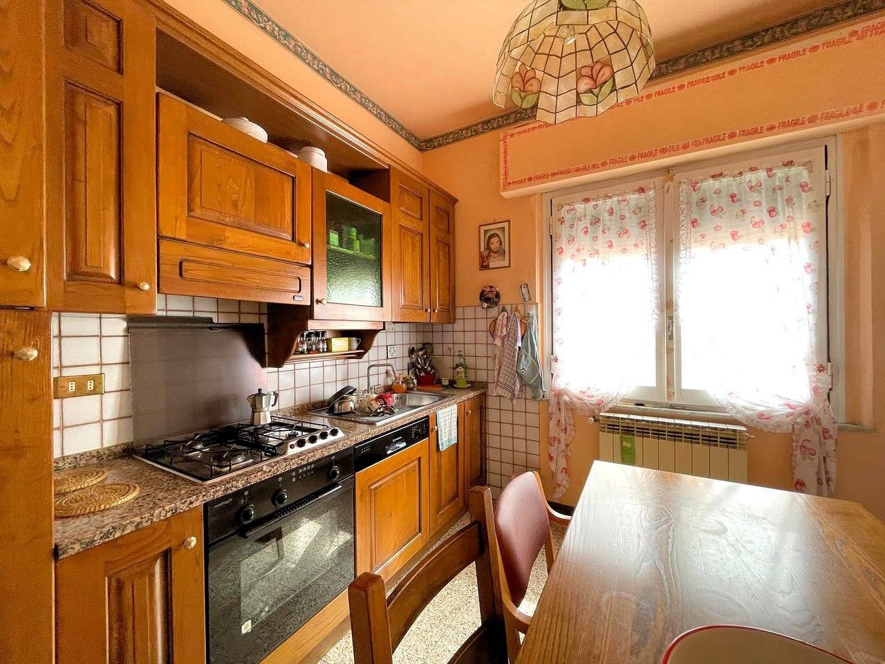 Villetta libera su quattro lati composta da due appartamenti e magazzini al piano terra in vendita a