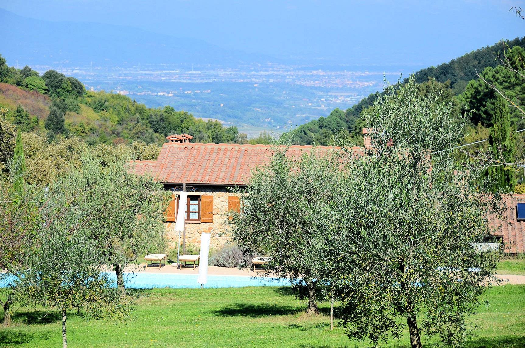 Casale in stile Toscano con parco piscina e dependance in zona panoramica in vendita a Chianni, Riva