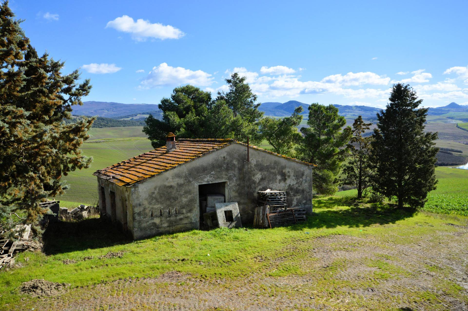 Casale da ristrutturare con vista panoramica in vendita a Volterra