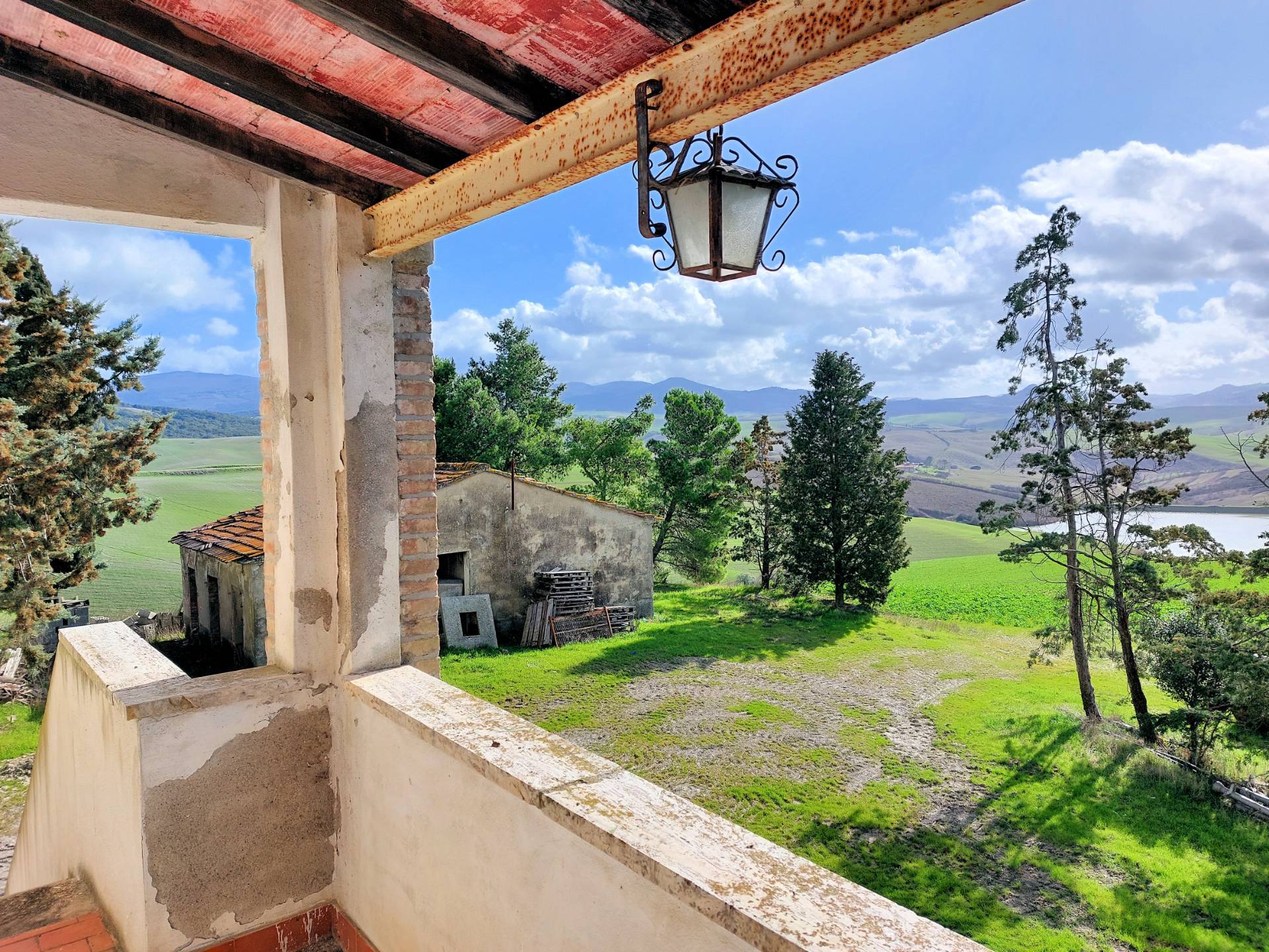 Casale da ristrutturare con vista panoramica in vendita a Volterra