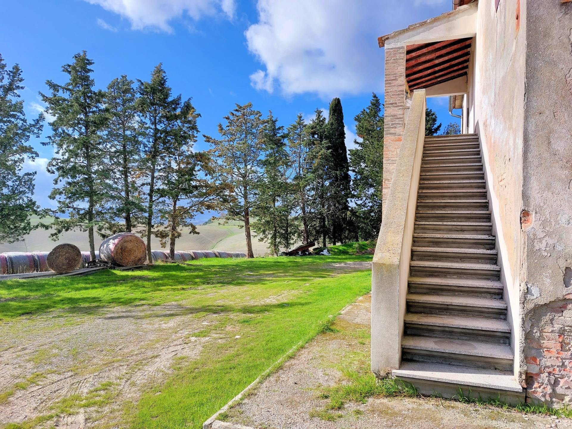 Casale da ristrutturare con vista panoramica in vendita a Volterra