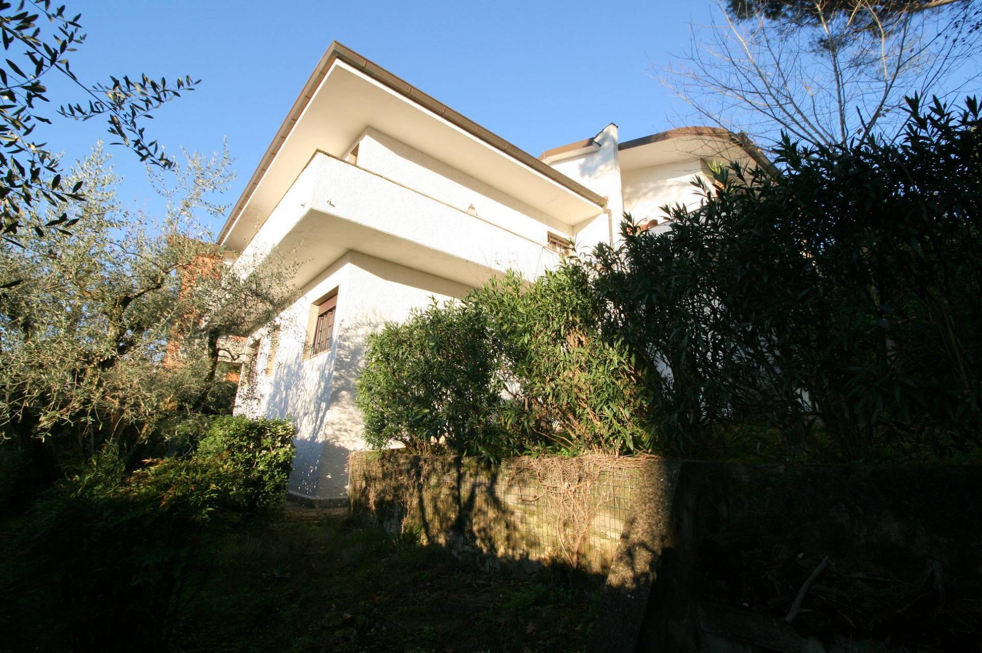 Villa di ampia superficie in zona residenziale in vendita a Montecatini-Terme