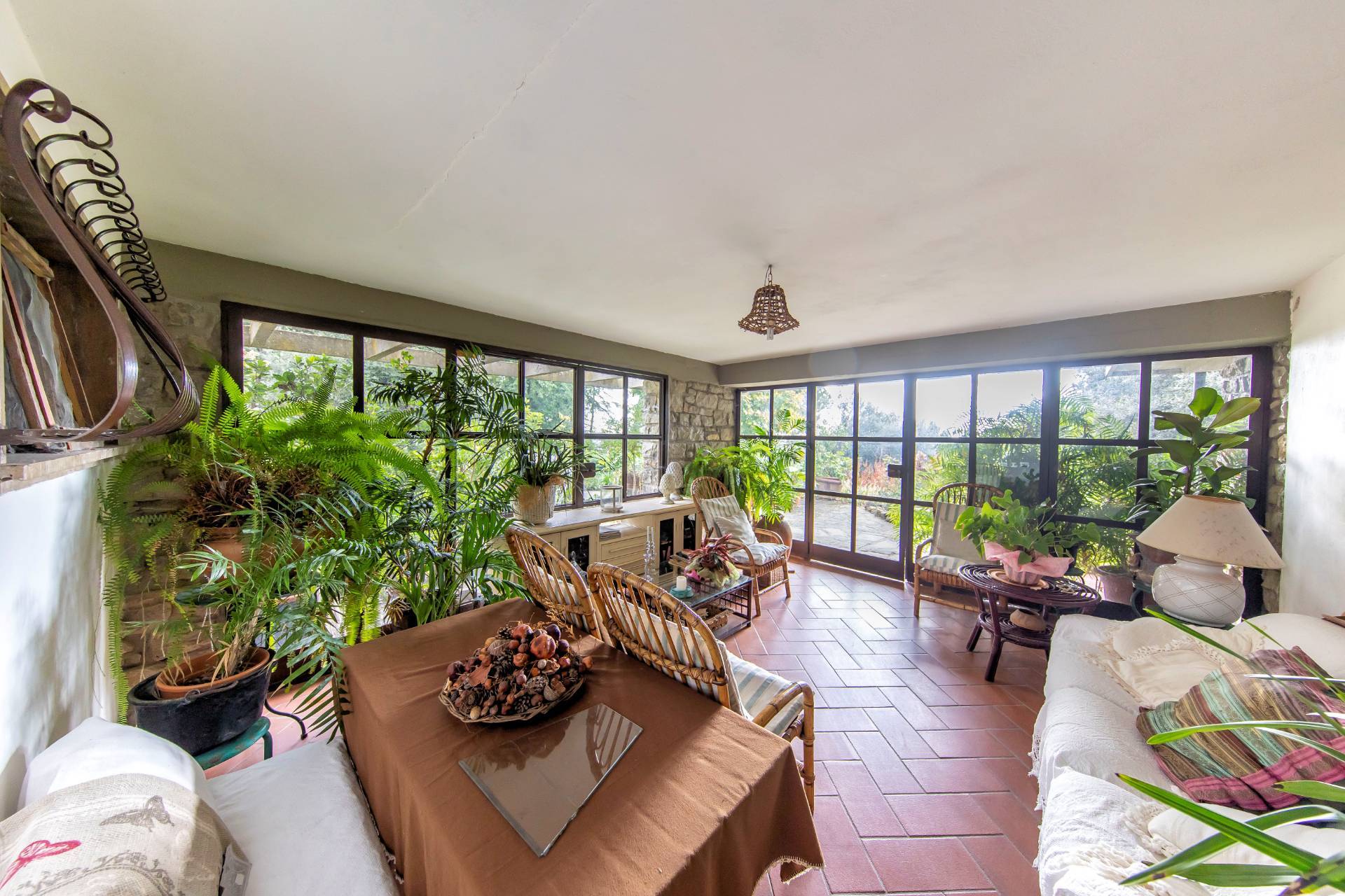 Villa di ampia superficie in posizione panoramica con giardino in vendita a Pescia