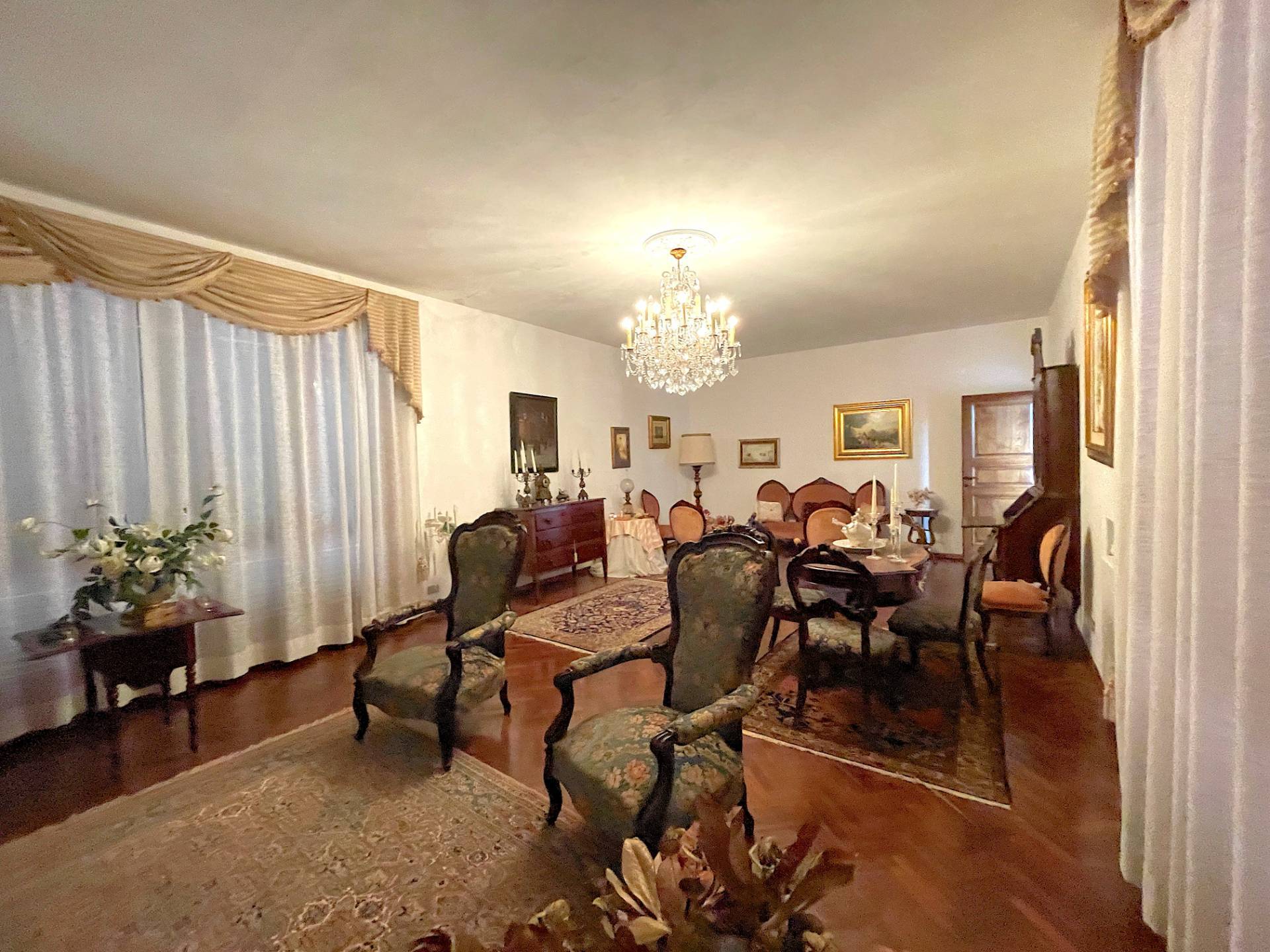 Villa di ampia superficie in posizione panoramica con giardino in vendita a Pescia