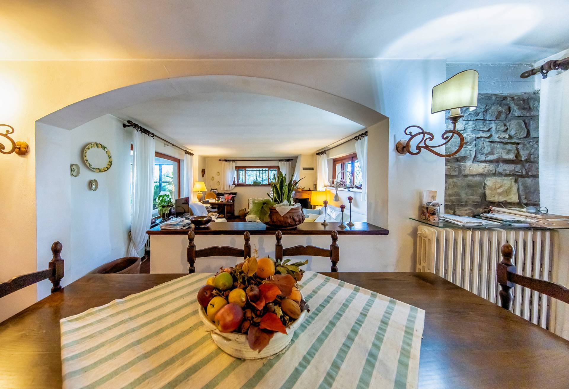 Villa di ampia superficie in posizione panoramica con giardino in vendita a Pescia