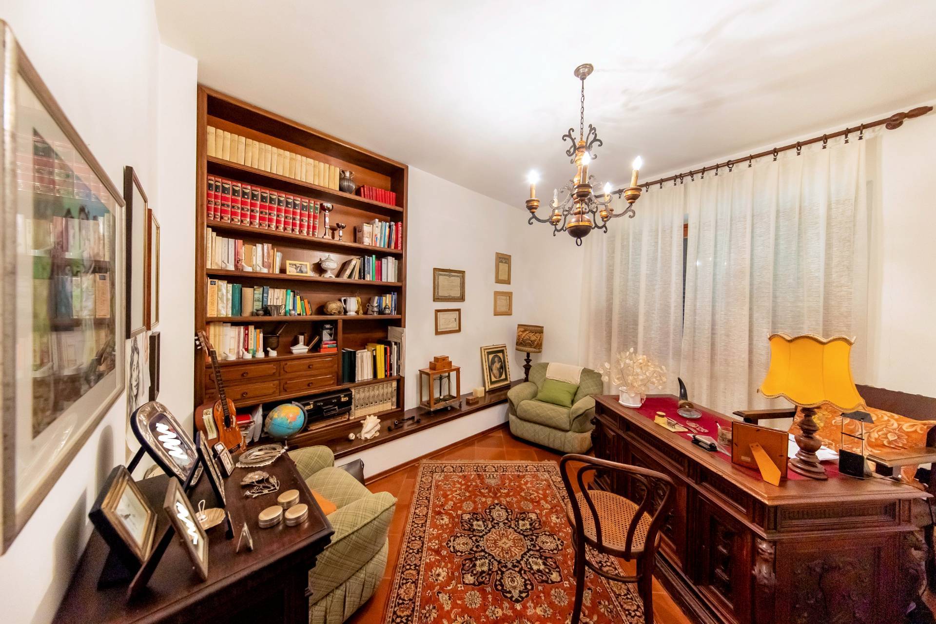 Villa di ampia superficie in posizione panoramica con giardino in vendita a Pescia