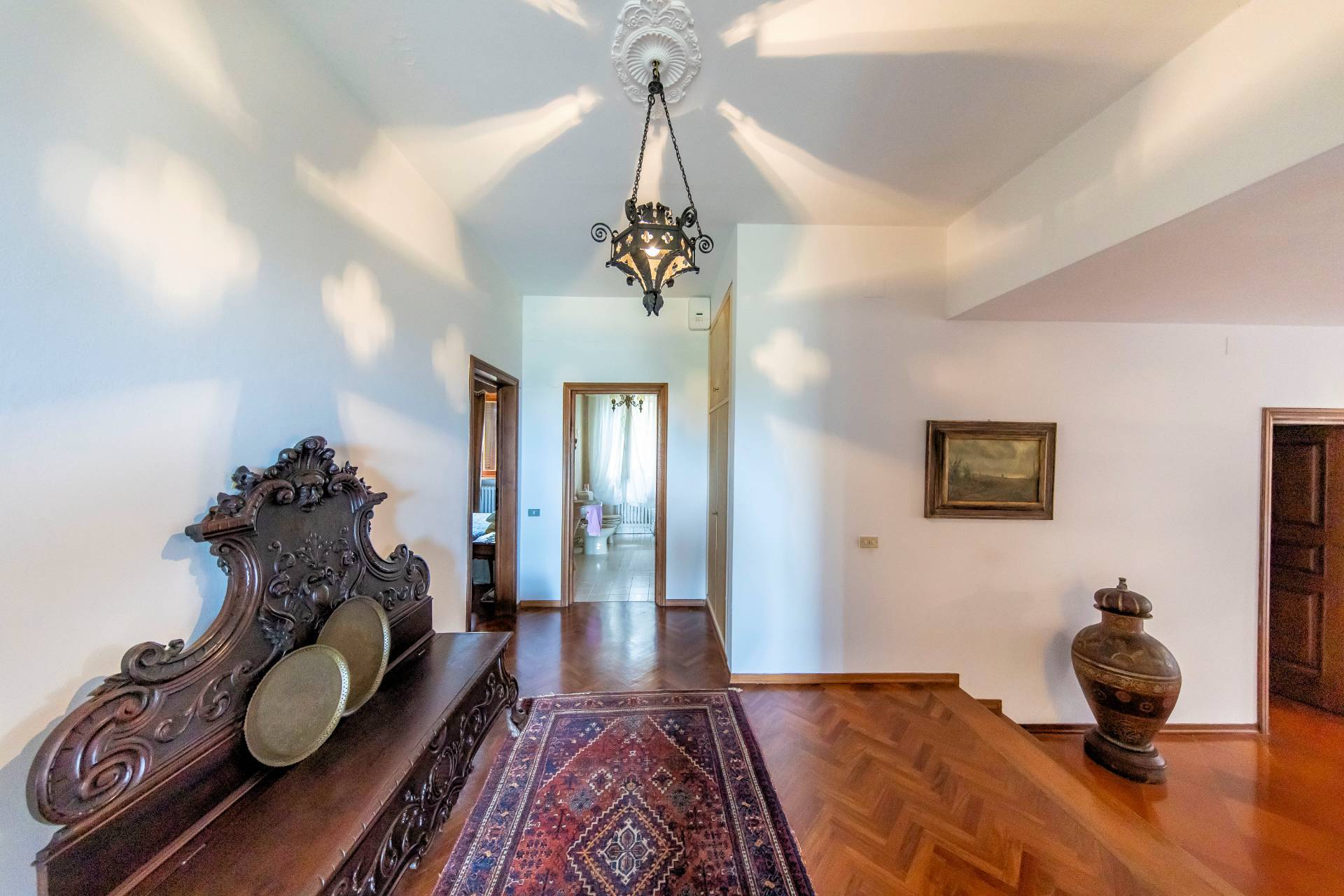 Villa di ampia superficie in posizione panoramica con giardino in vendita a Pescia