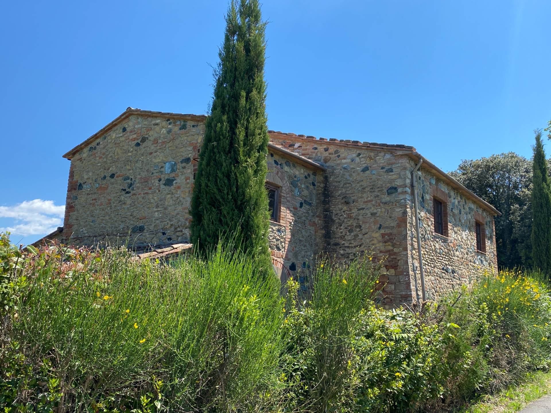 Casa colonica di ampia superficie in posizione dominante con vista panoramica in vendita a Pomarance