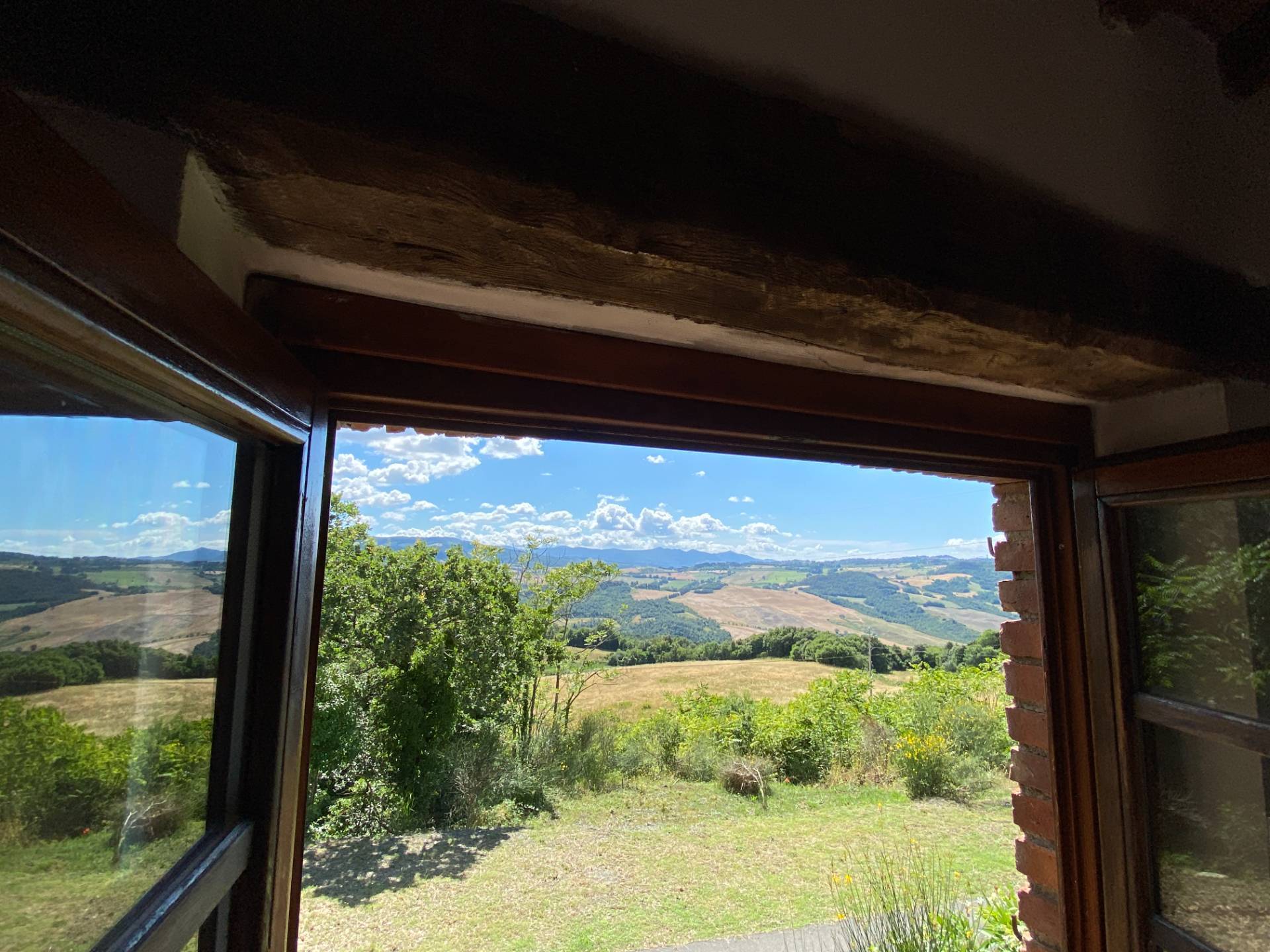 Casa colonica di ampia superficie in posizione dominante con vista panoramica in vendita a Pomarance