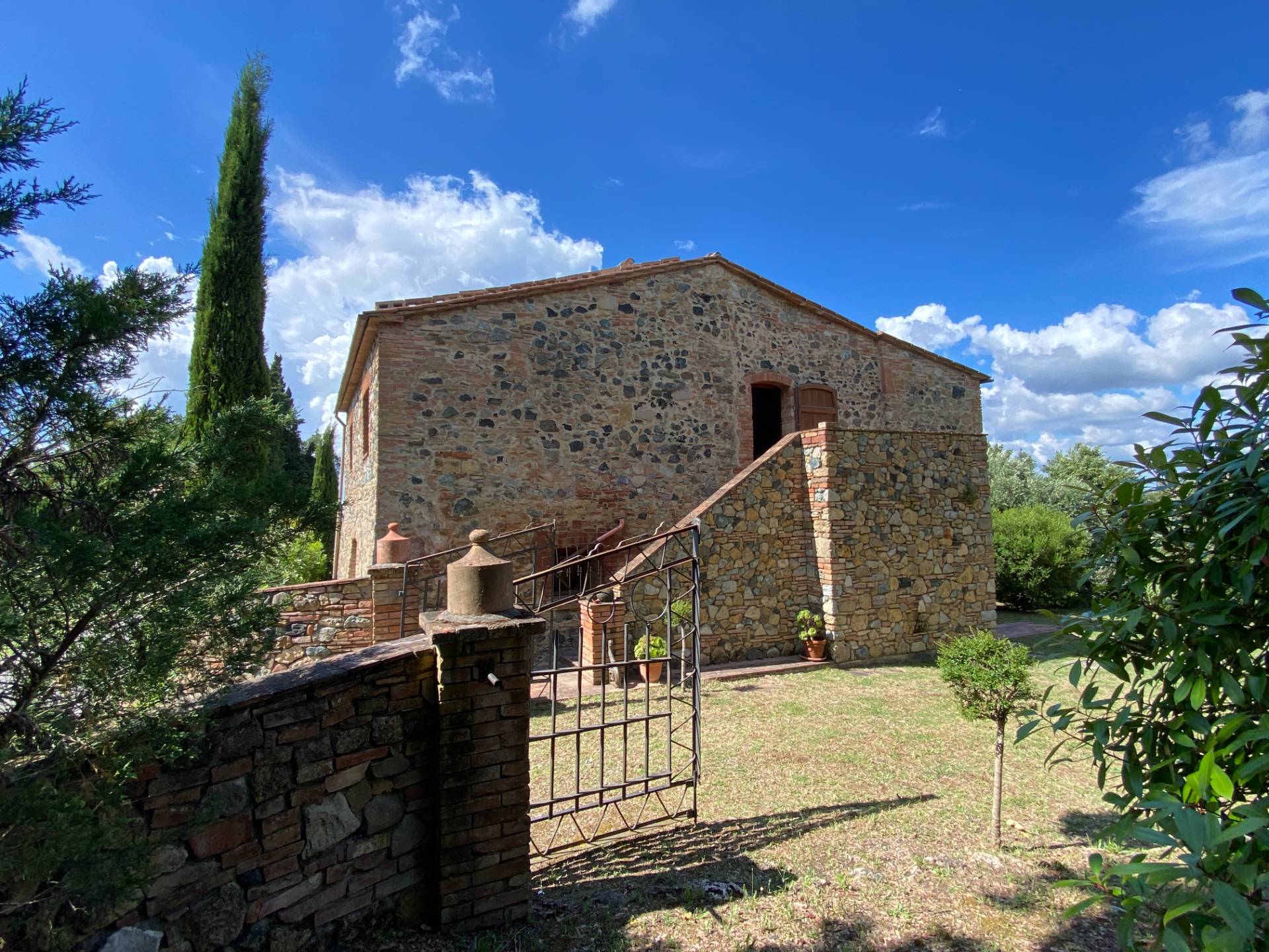 Casa colonica di ampia superficie in posizione dominante con vista panoramica in vendita a Pomarance