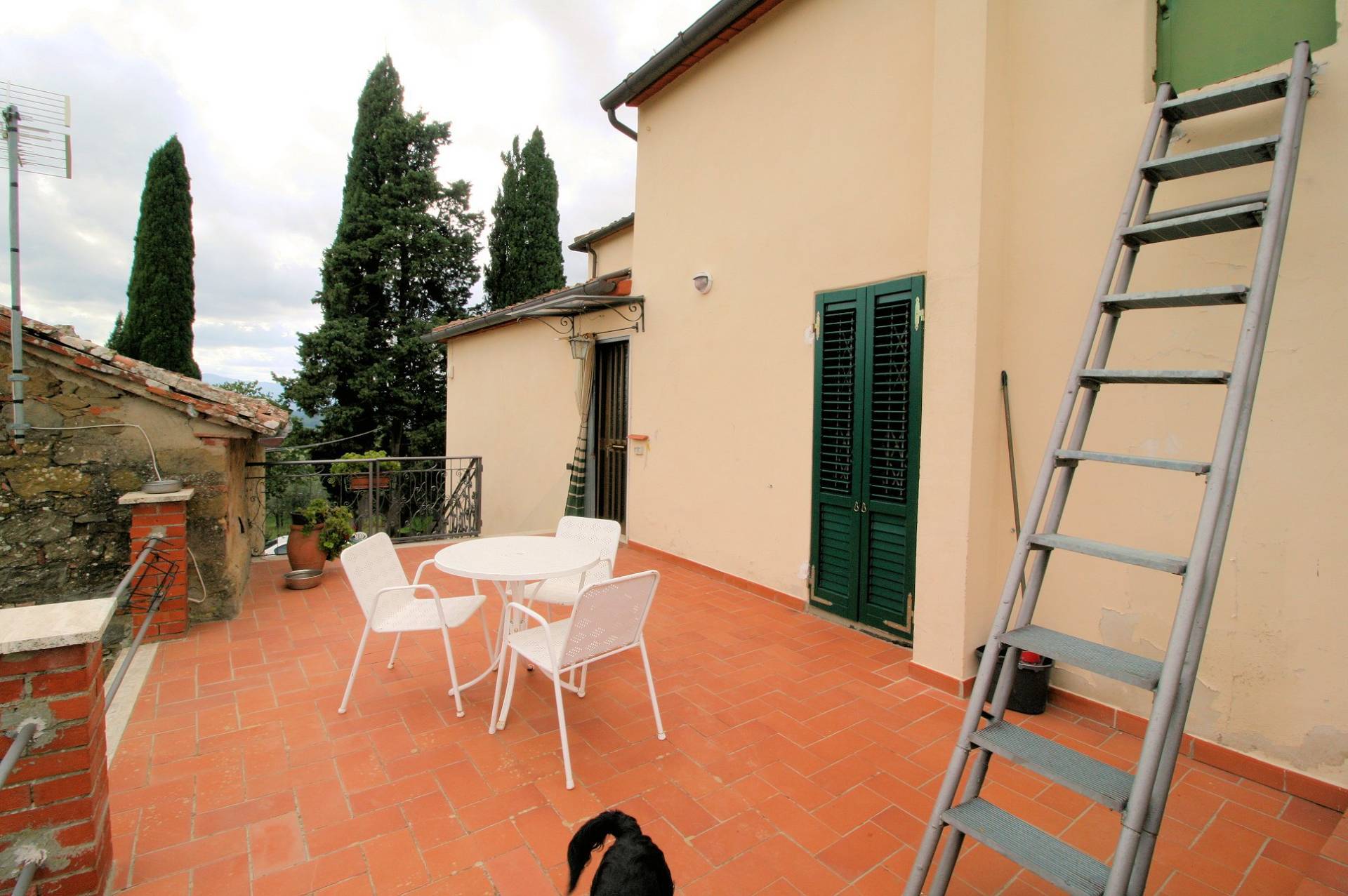 Casa colonica con annessi e terreno in posizione panoramica in vendita a Loro Ciuffenna, Malva