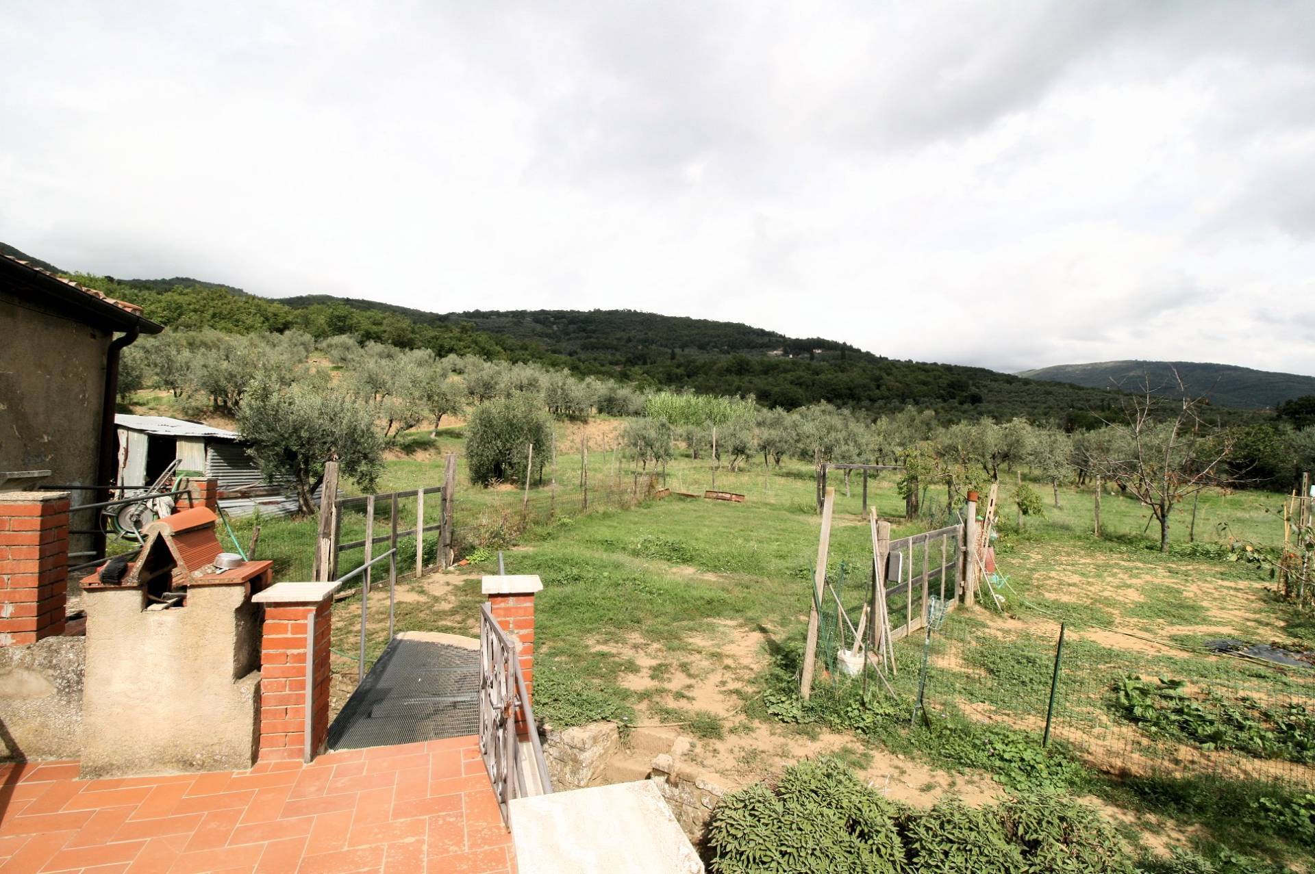 Casa colonica con annessi e terreno in posizione panoramica in vendita a Loro Ciuffenna, Malva