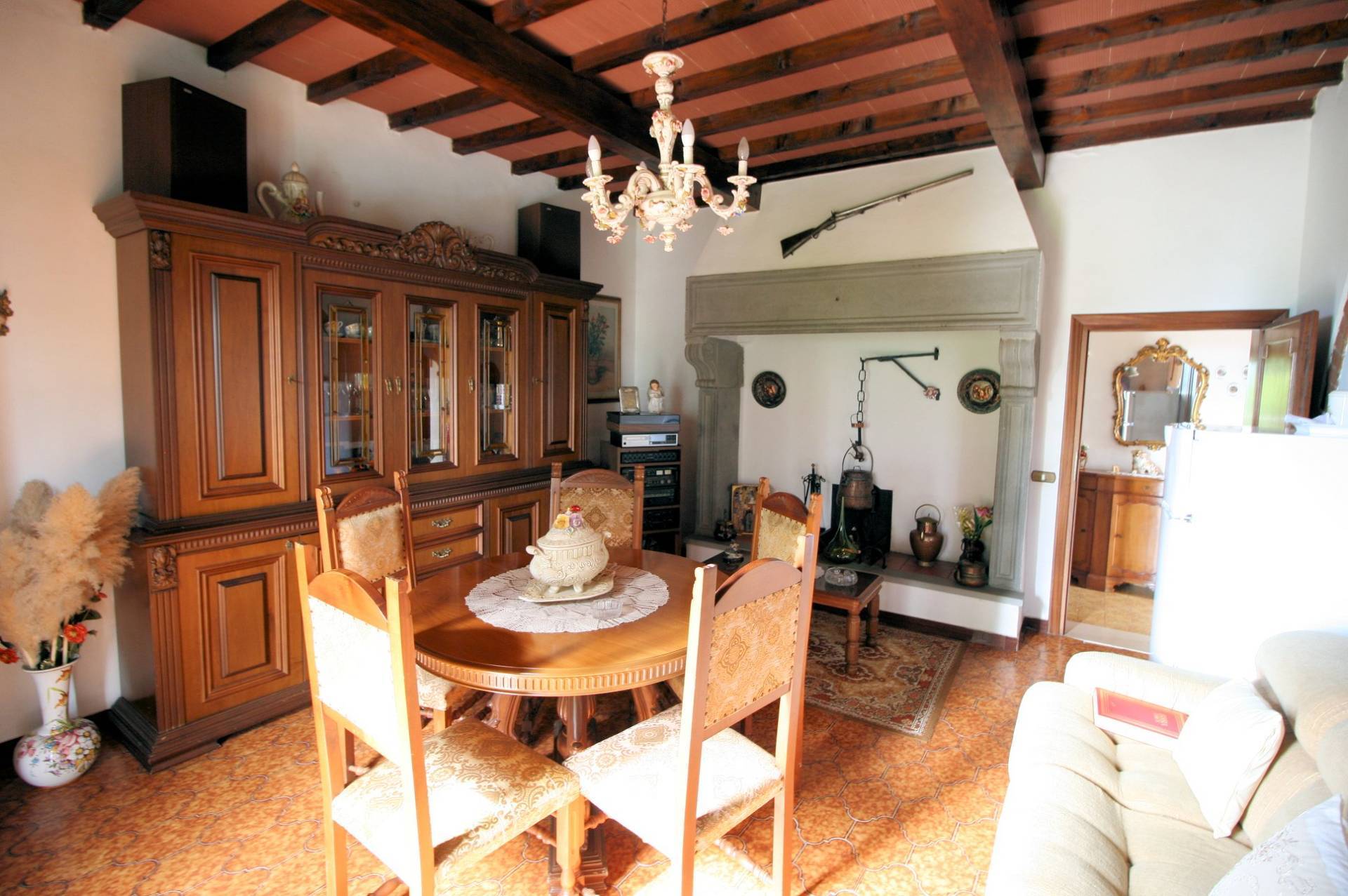 Casa colonica con annessi e terreno in posizione panoramica in vendita a Loro Ciuffenna, Malva