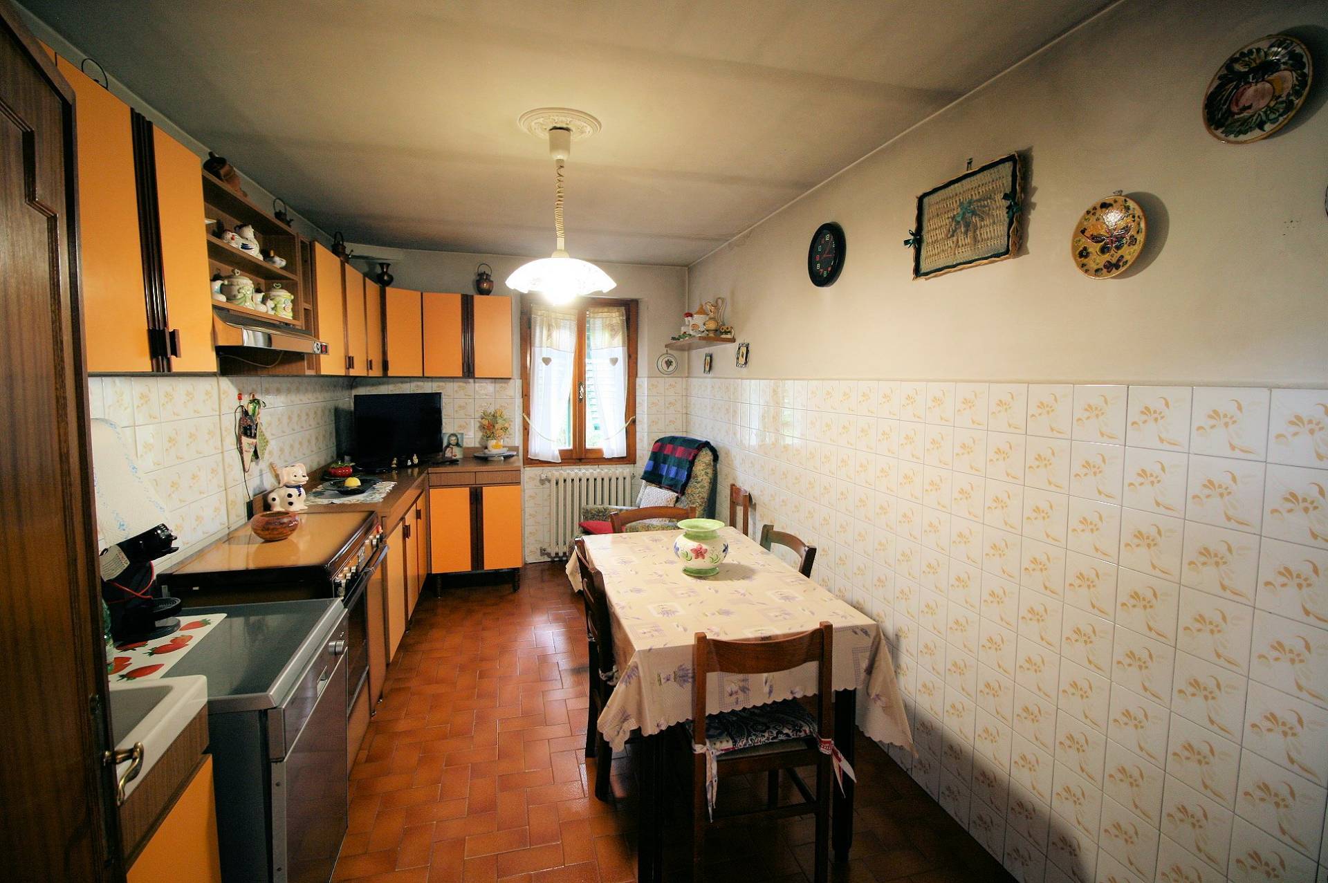 Casa colonica con annessi e terreno in posizione panoramica in vendita a Loro Ciuffenna, Malva