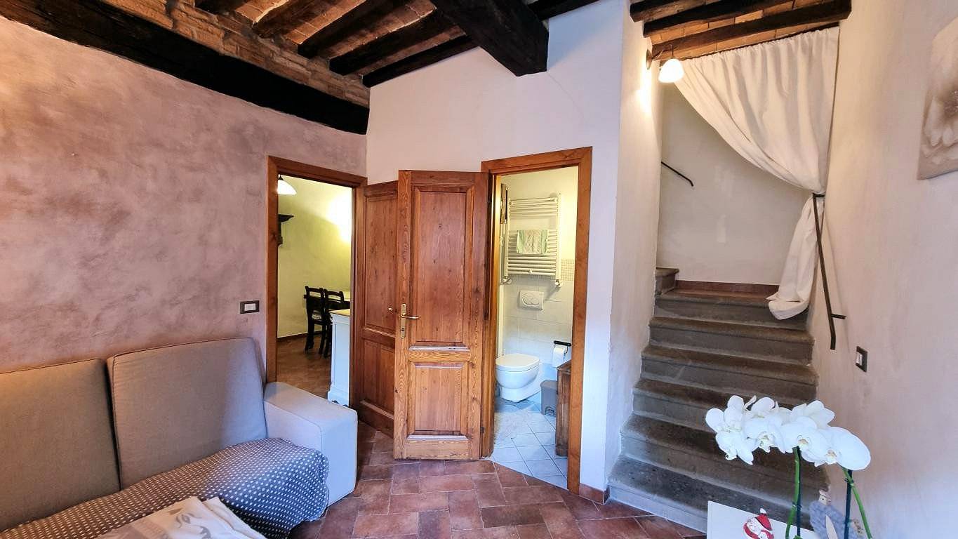 Terratetto indipendente nel centro del paese in vendita a Montecatini Val di Cecina