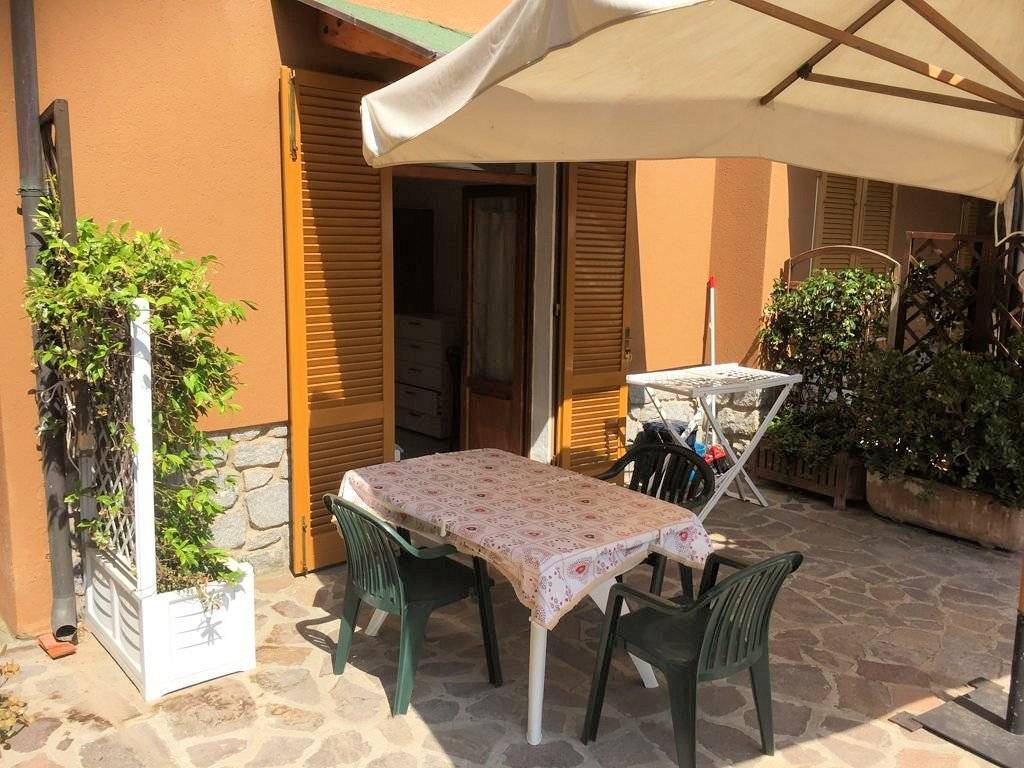 Bel complesso immobiliare suddiviso in cinque appartamenti a 50 metri dal mare in vendita a Marciana