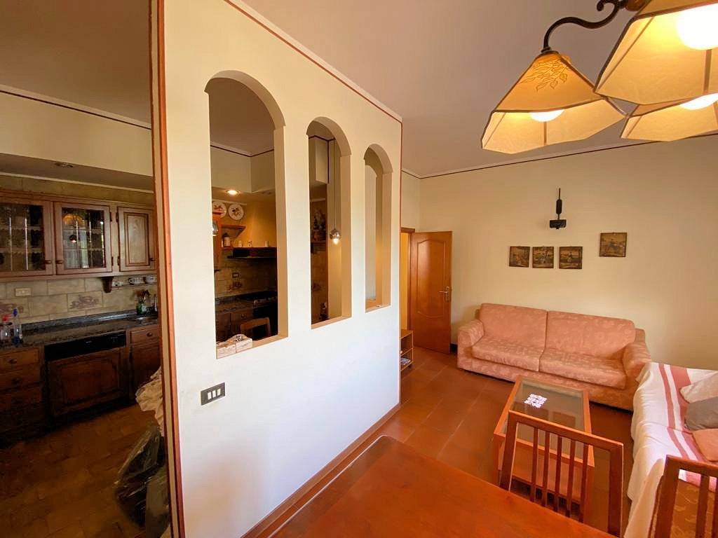 Bel complesso immobiliare suddiviso in cinque appartamenti a 50 metri dal mare in vendita a Marciana