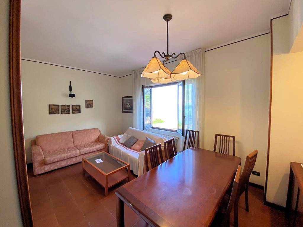 Bel complesso immobiliare suddiviso in cinque appartamenti a 50 metri dal mare in vendita a Marciana