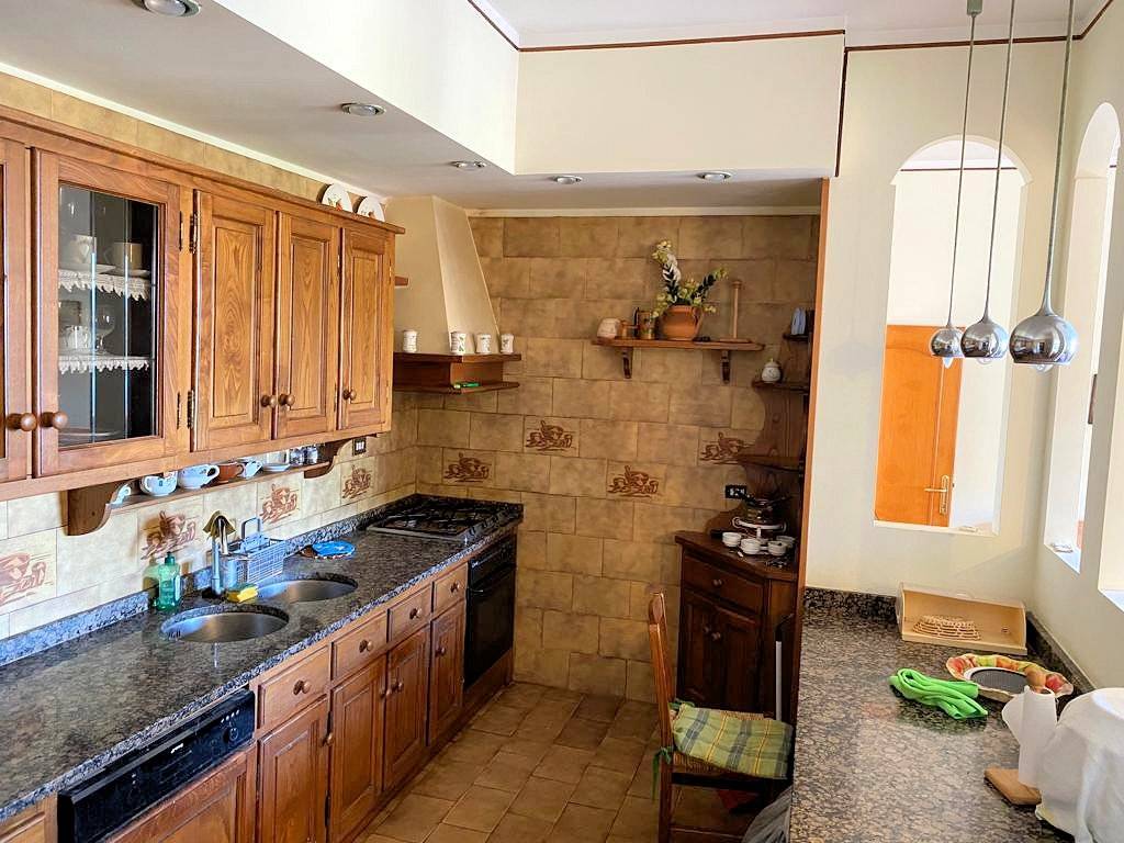 Bel complesso immobiliare suddiviso in cinque appartamenti a 50 metri dal mare in vendita a Marciana