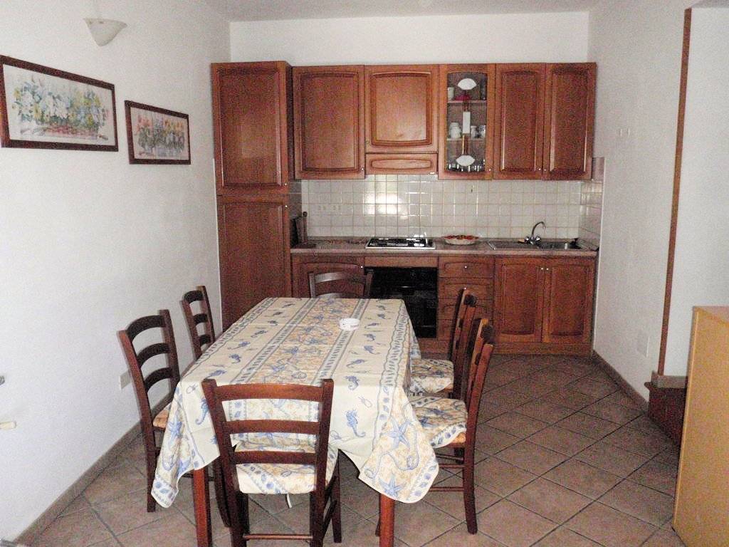 Bel complesso immobiliare suddiviso in cinque appartamenti a 50 metri dal mare in vendita a Marciana