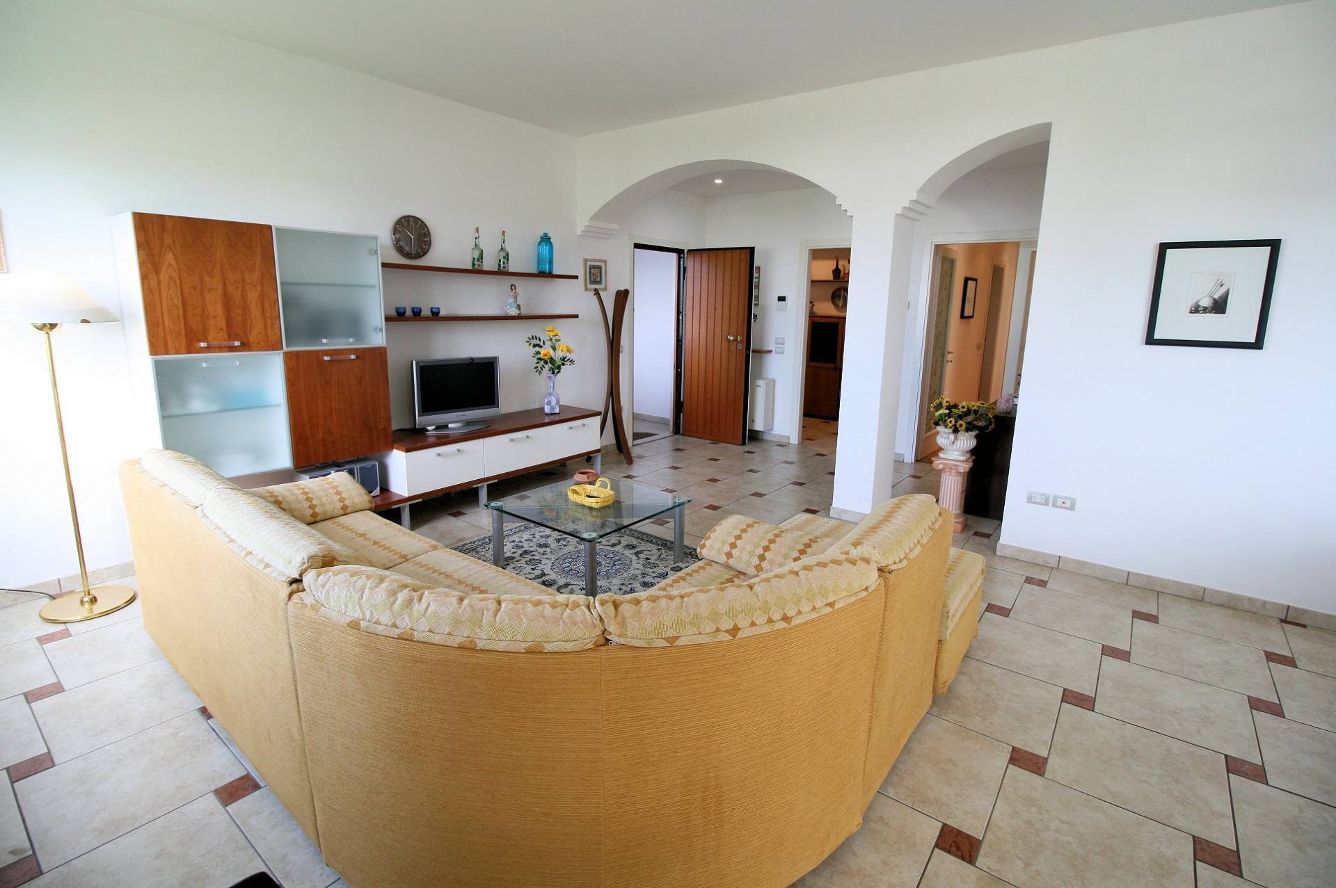 Appartamento ristrutturato di ampia superficie fronte mare con garage in vendita a Viareggio