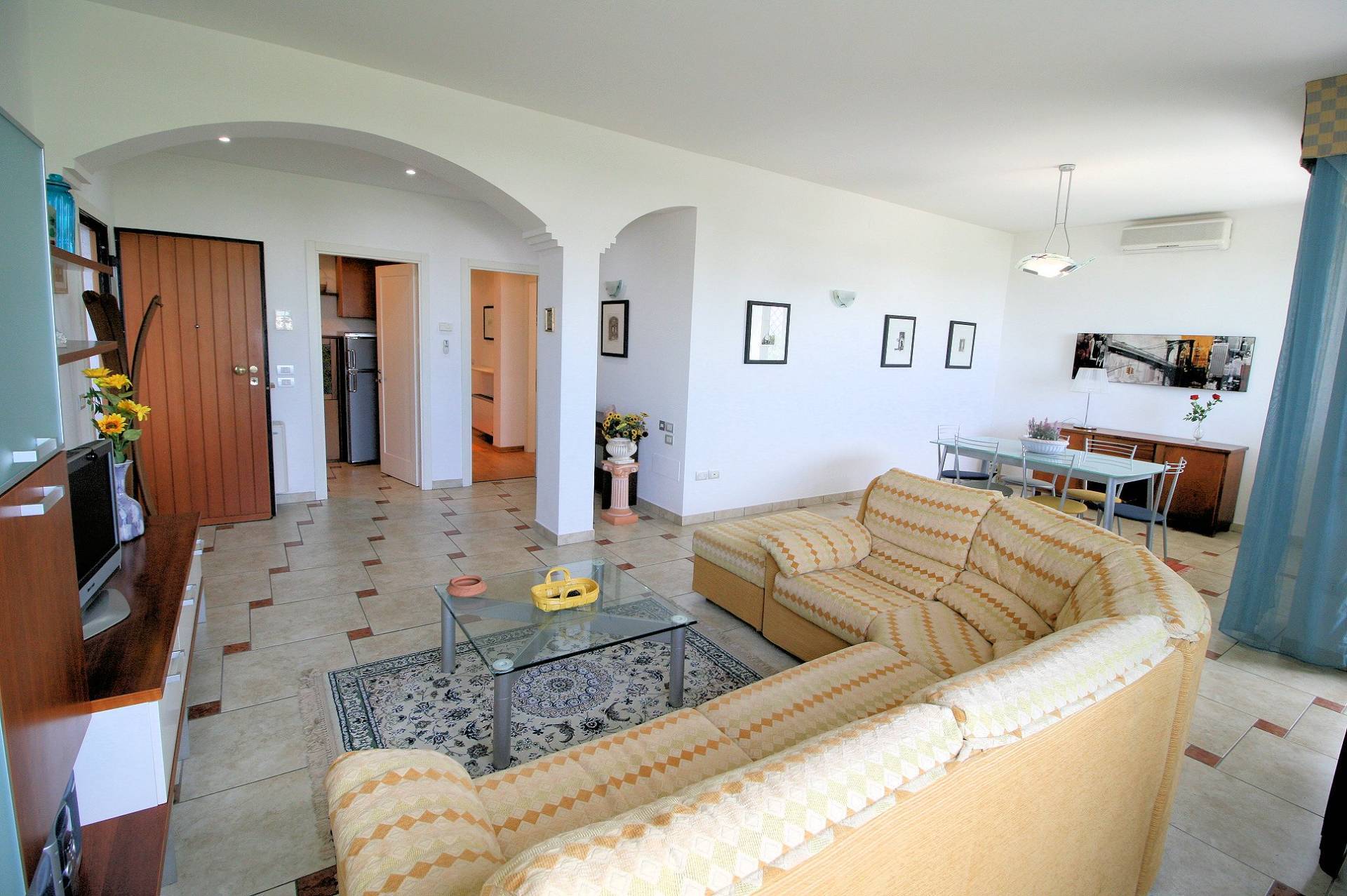 Appartamento ristrutturato di ampia superficie fronte mare con garage in vendita a Viareggio