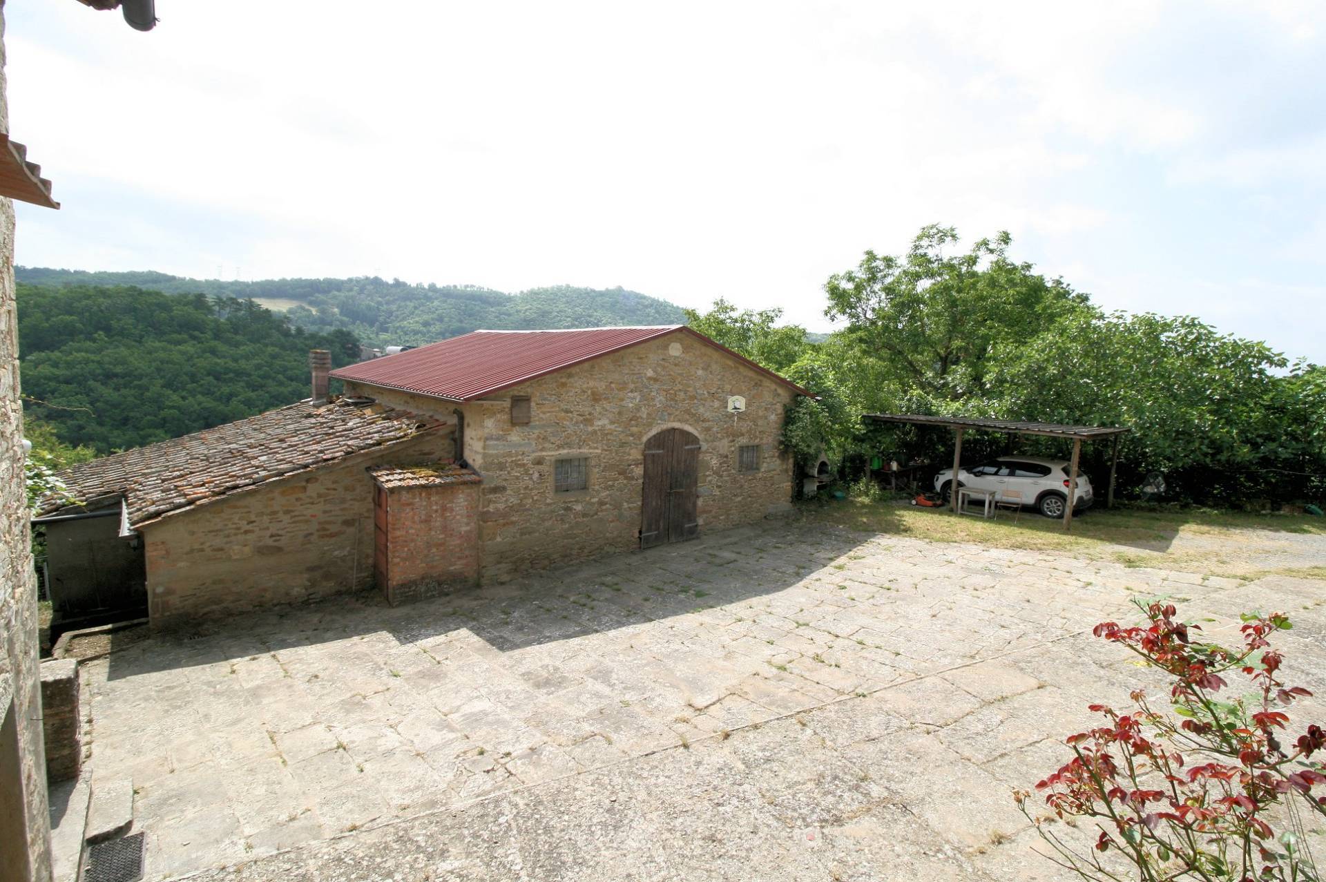 Complesso immobiliare panoramico con ampio terreno in vendita a Barberino di Mugello