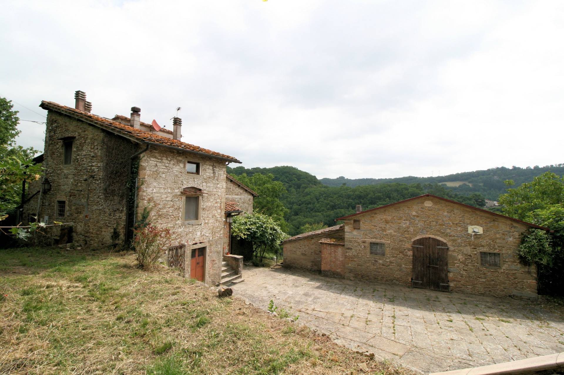 Complesso immobiliare panoramico con ampio terreno in vendita a Barberino di Mugello