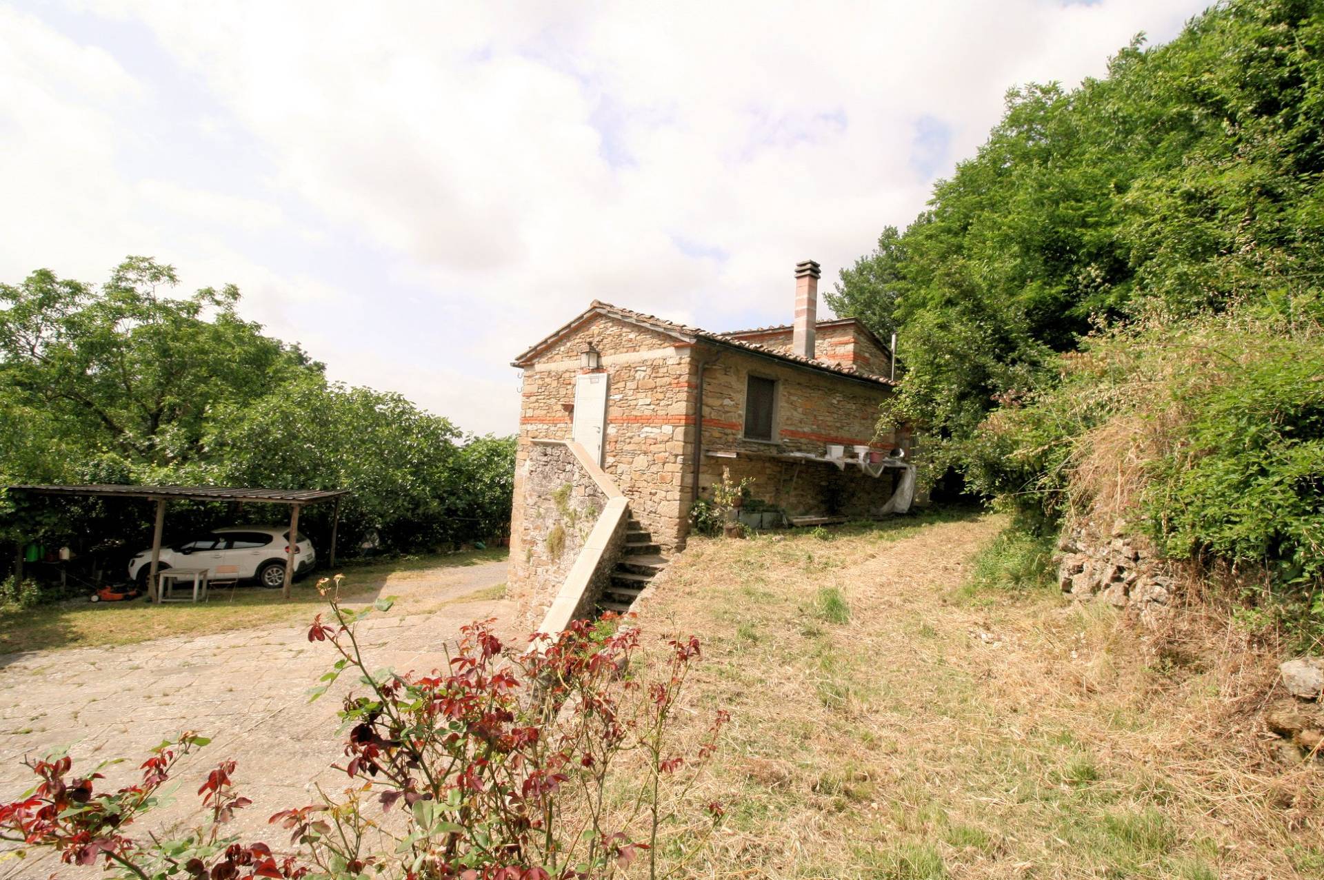 Complesso immobiliare panoramico con ampio terreno in vendita a Barberino di Mugello