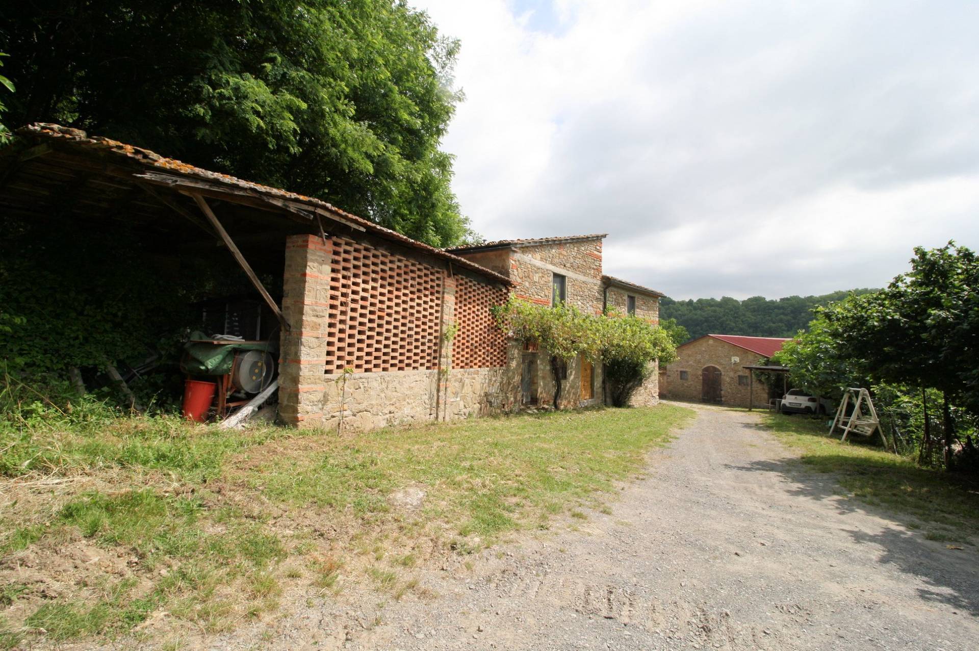 Complesso immobiliare panoramico con ampio terreno in vendita a Barberino di Mugello